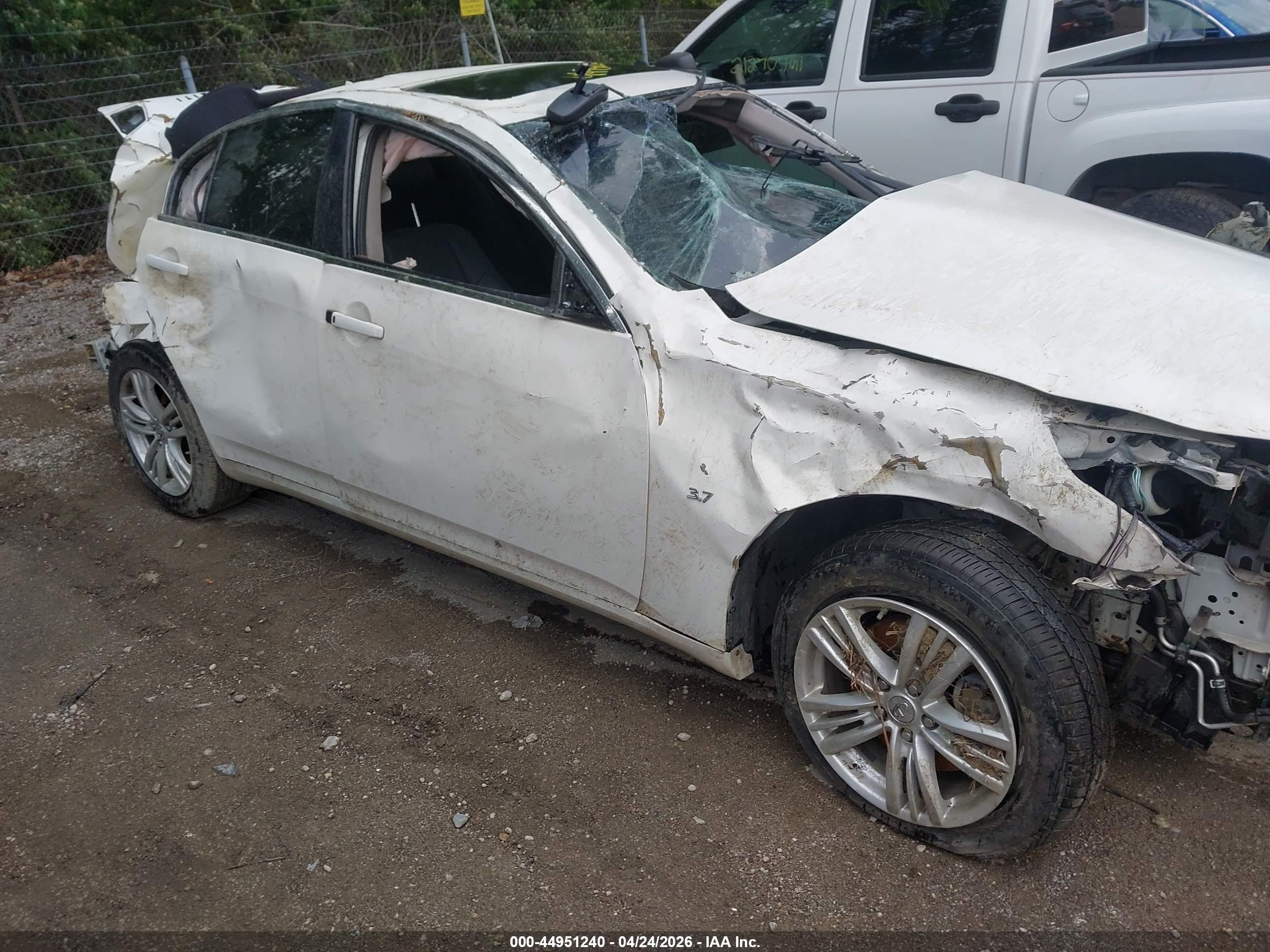 2015 Infiniti Q40   White vin: JN1CV6AR2FM523250