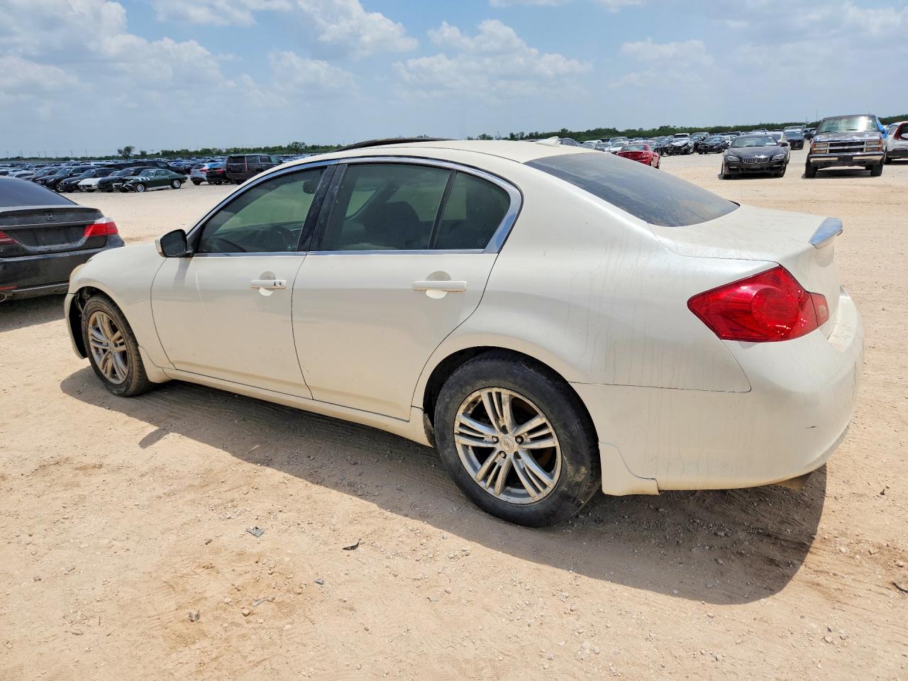 2015 Infiniti Q40 Base Белый vin: JN1CV6AR2FM650824