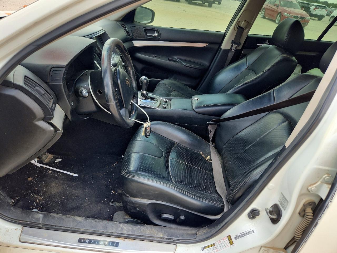 2015 Infiniti Q40 Base Белый vin: JN1CV6AR2FM650824
