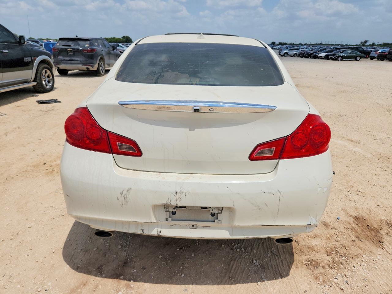 2015 Infiniti Q40 Base Белый vin: JN1CV6AR2FM650824