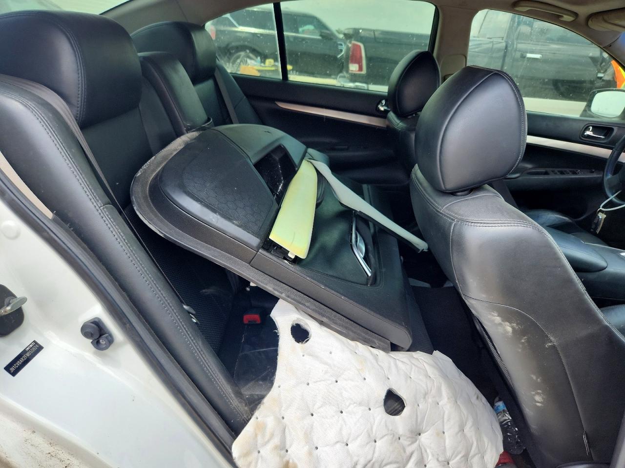 2015 Infiniti Q40 Base Белый vin: JN1CV6AR2FM650824