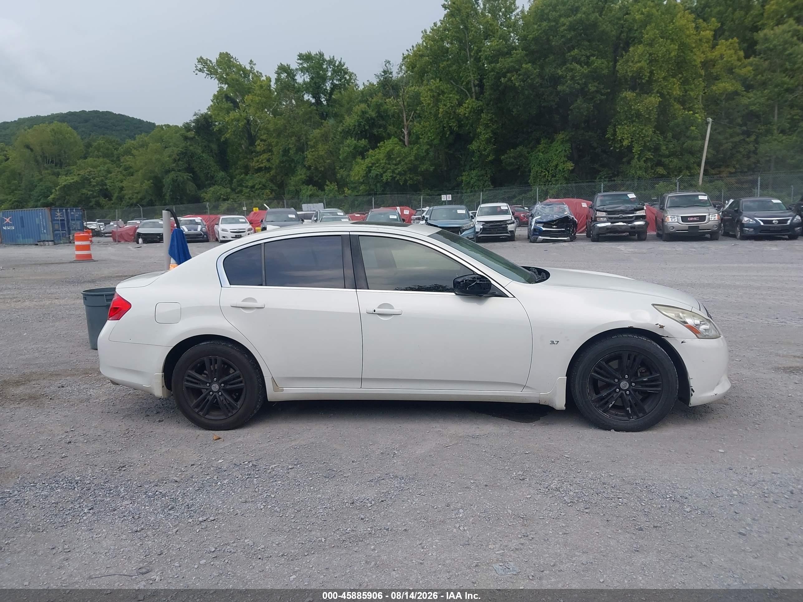 2015 Infiniti Q40   White vin: JN1CV6AR2FM651486