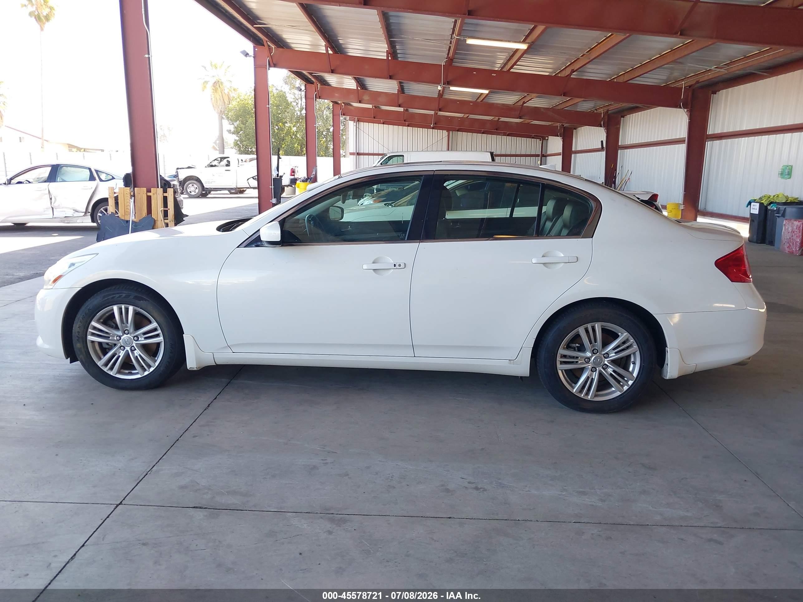 2013 Infiniti G37x   White vin: JN1CV6AR3DM767745
