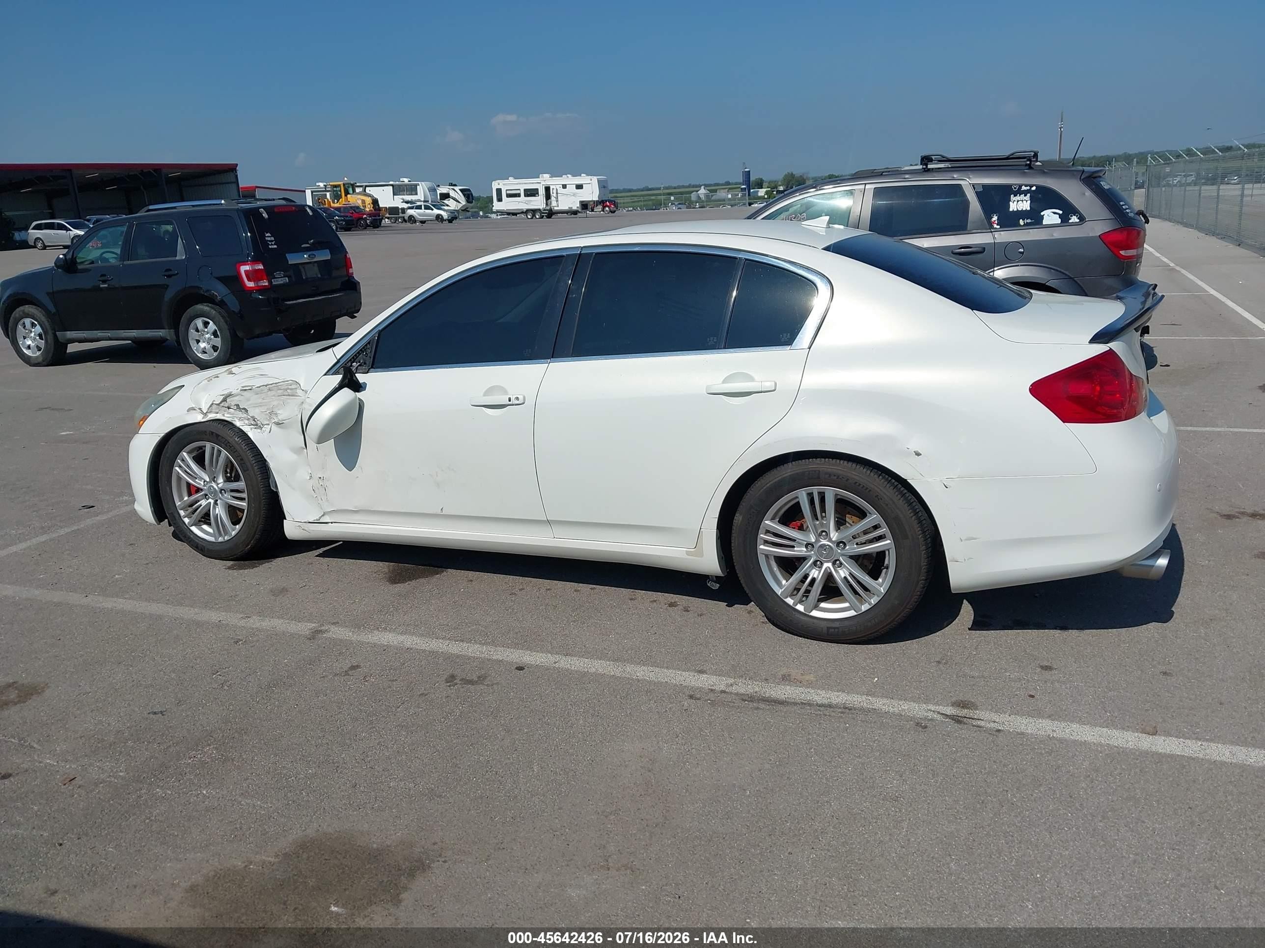 2013 Infiniti G37x   White vin: JN1CV6AR4DM353907