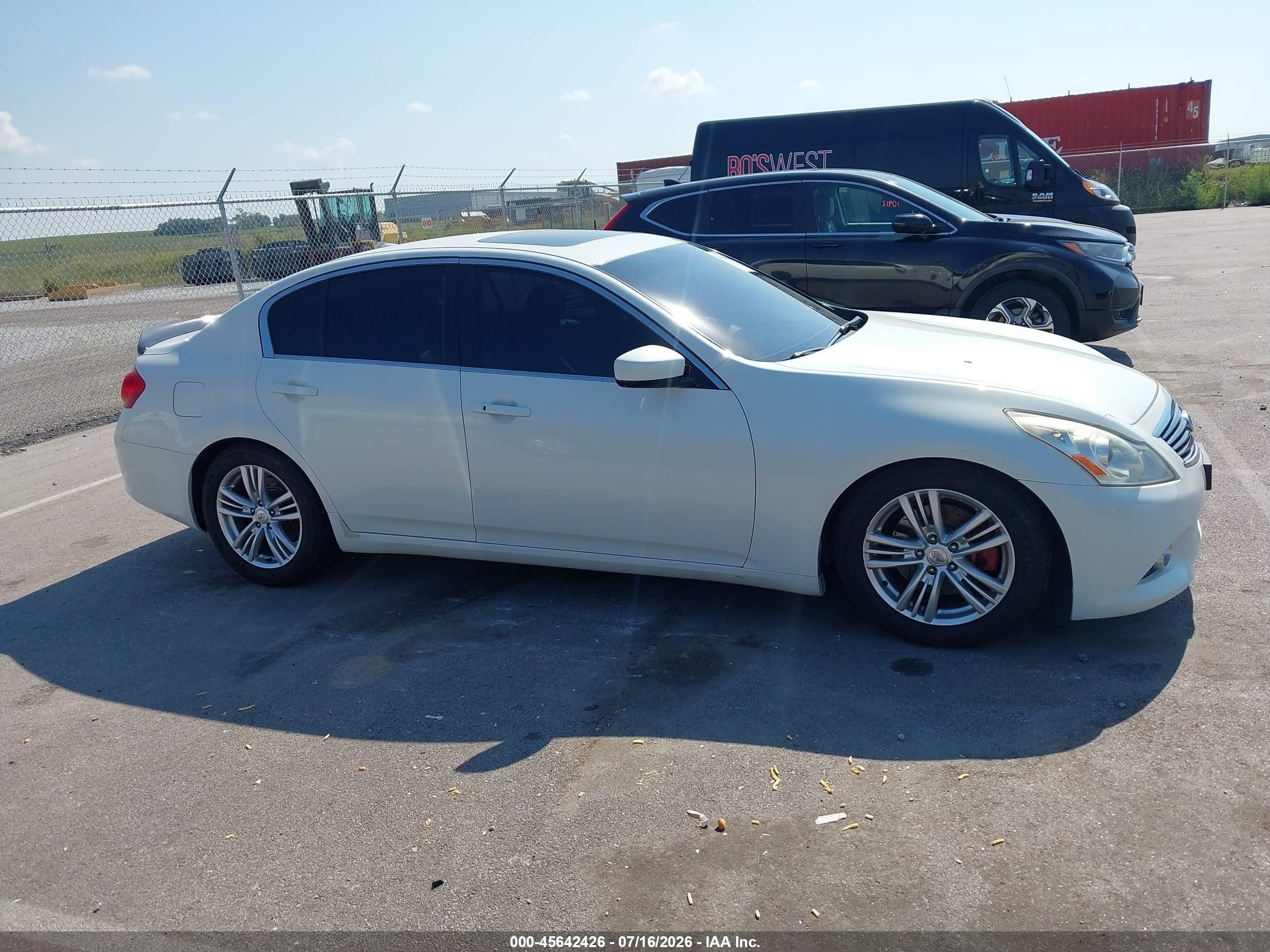 2013 Infiniti G37x   White vin: JN1CV6AR4DM353907