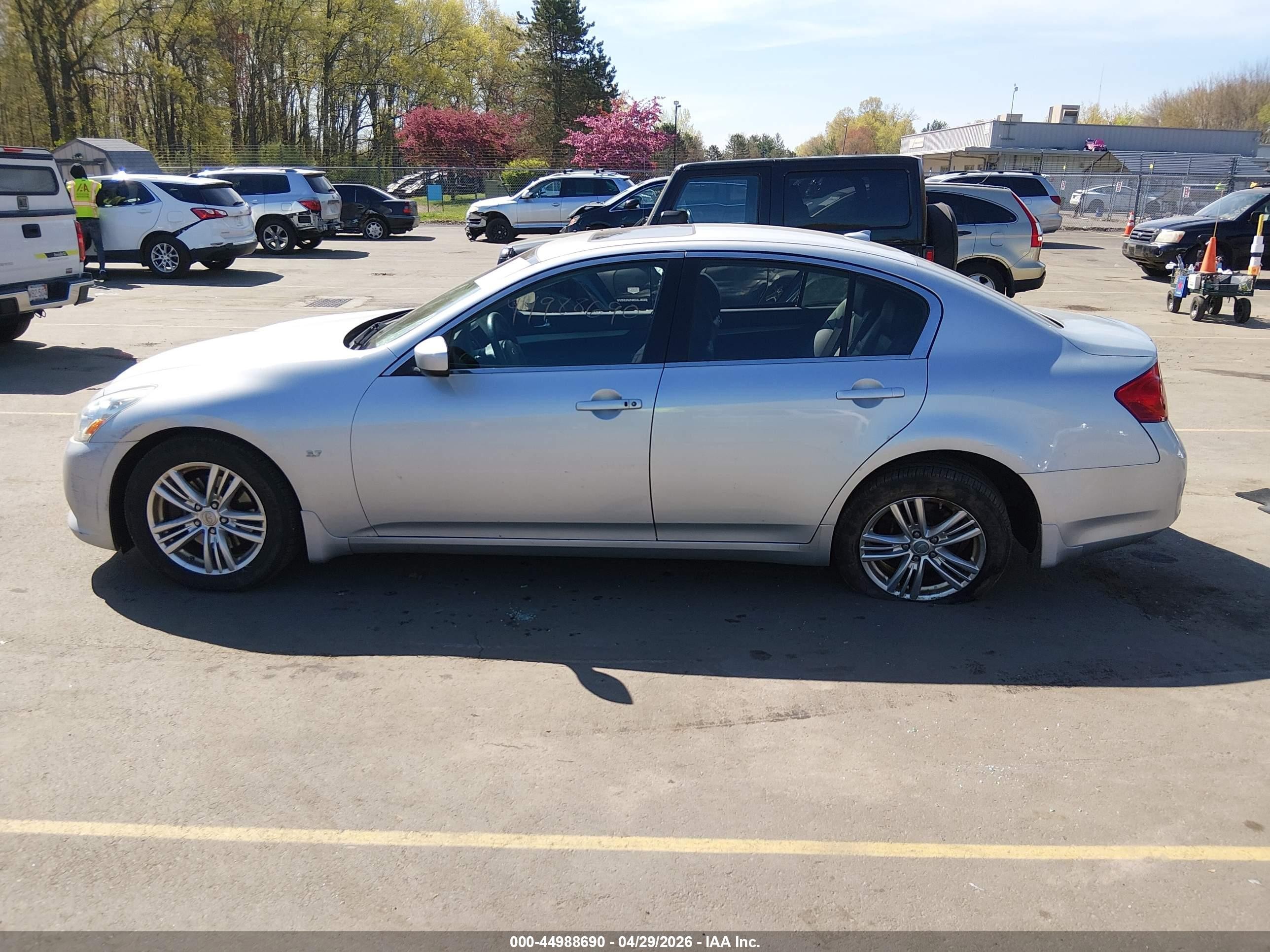 2015 Infiniti Q40   Silver vin: JN1CV6AR4FM651201