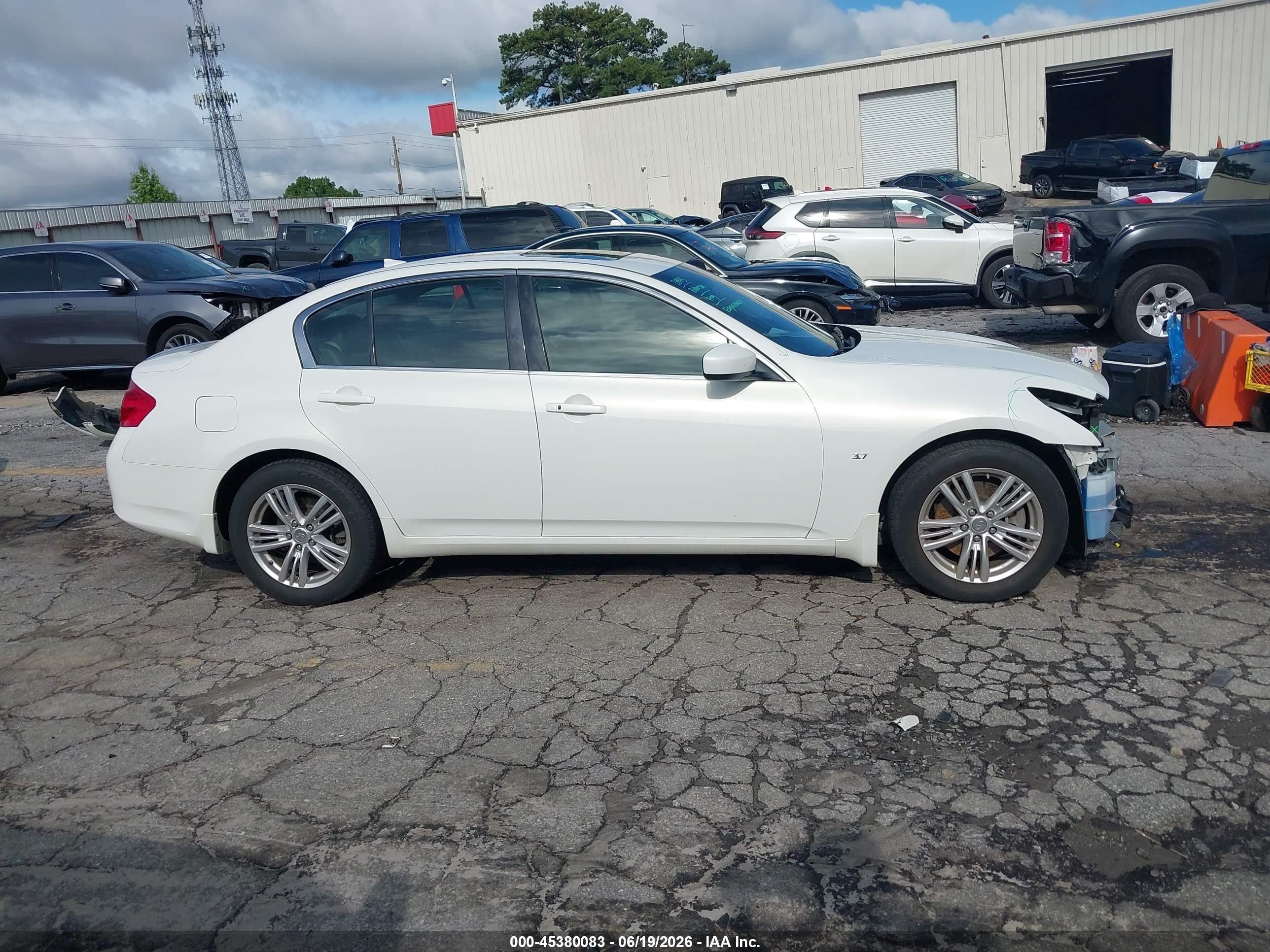 2015 Infiniti Q40   White vin: JN1CV6AR5FM521539