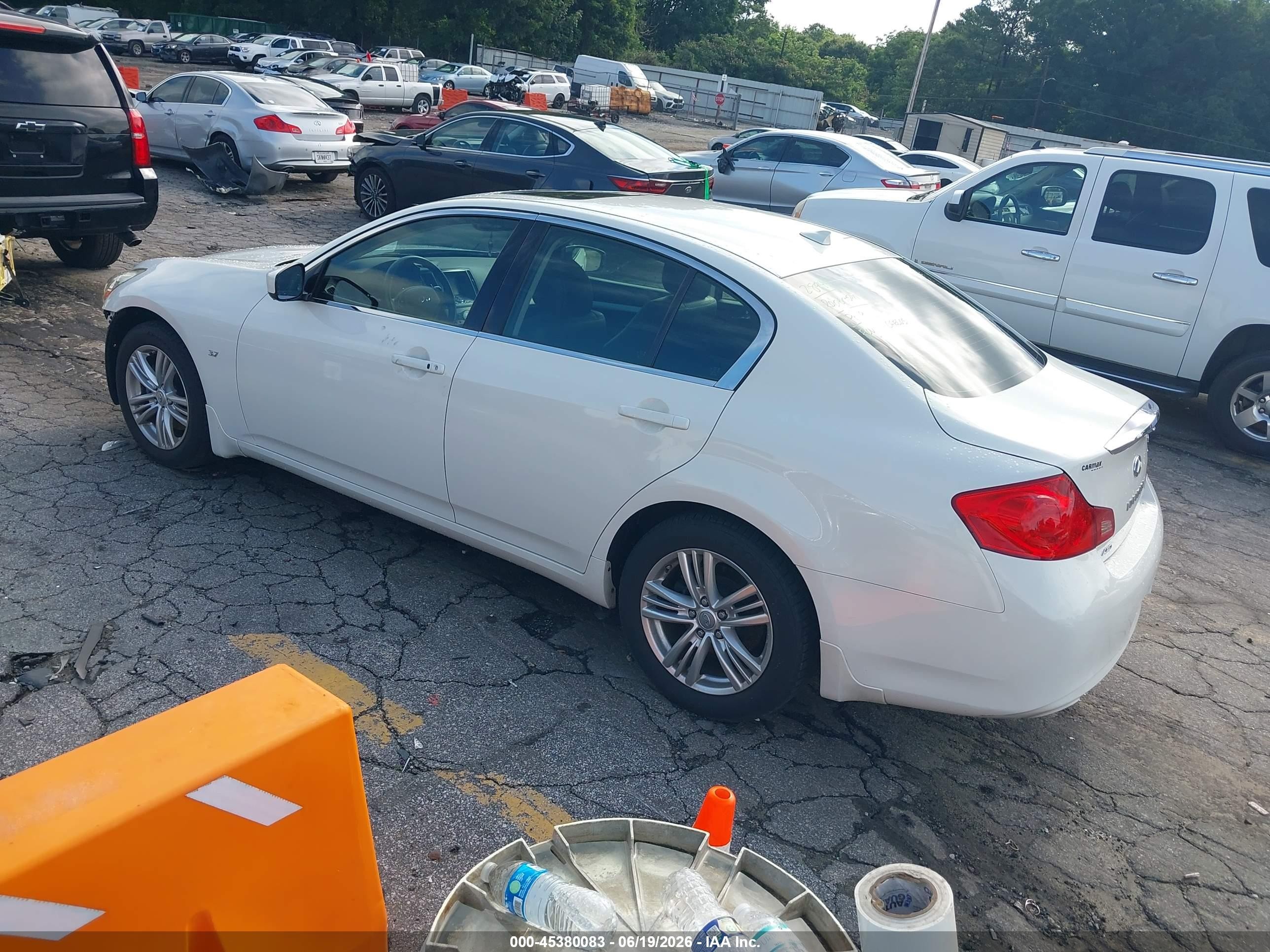 2015 Infiniti Q40   White vin: JN1CV6AR5FM521539