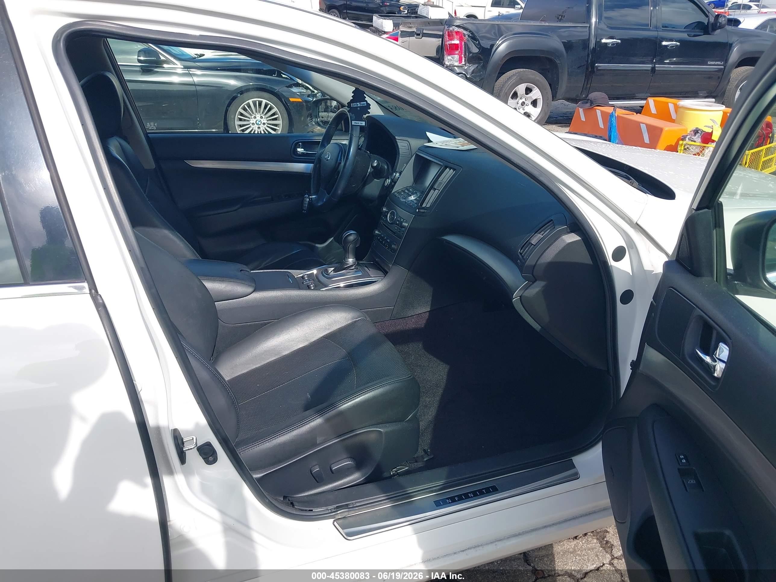 2015 Infiniti Q40   White vin: JN1CV6AR5FM521539