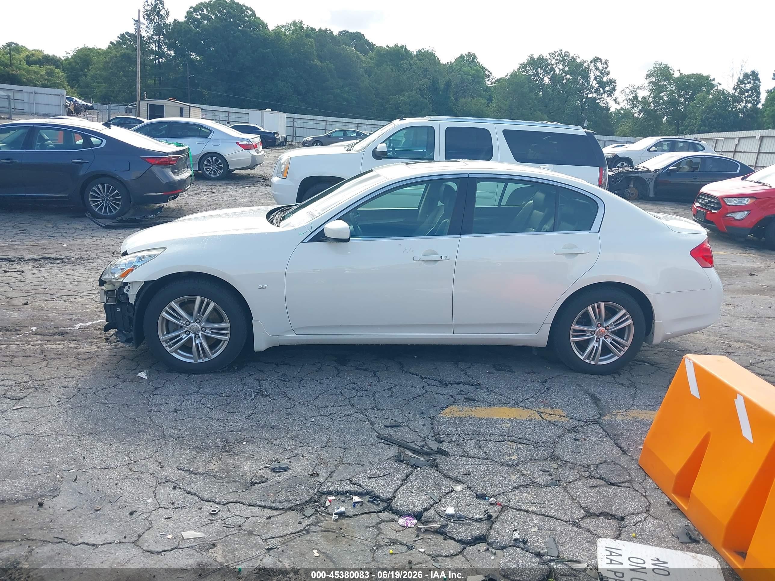2015 Infiniti Q40   White vin: JN1CV6AR5FM521539