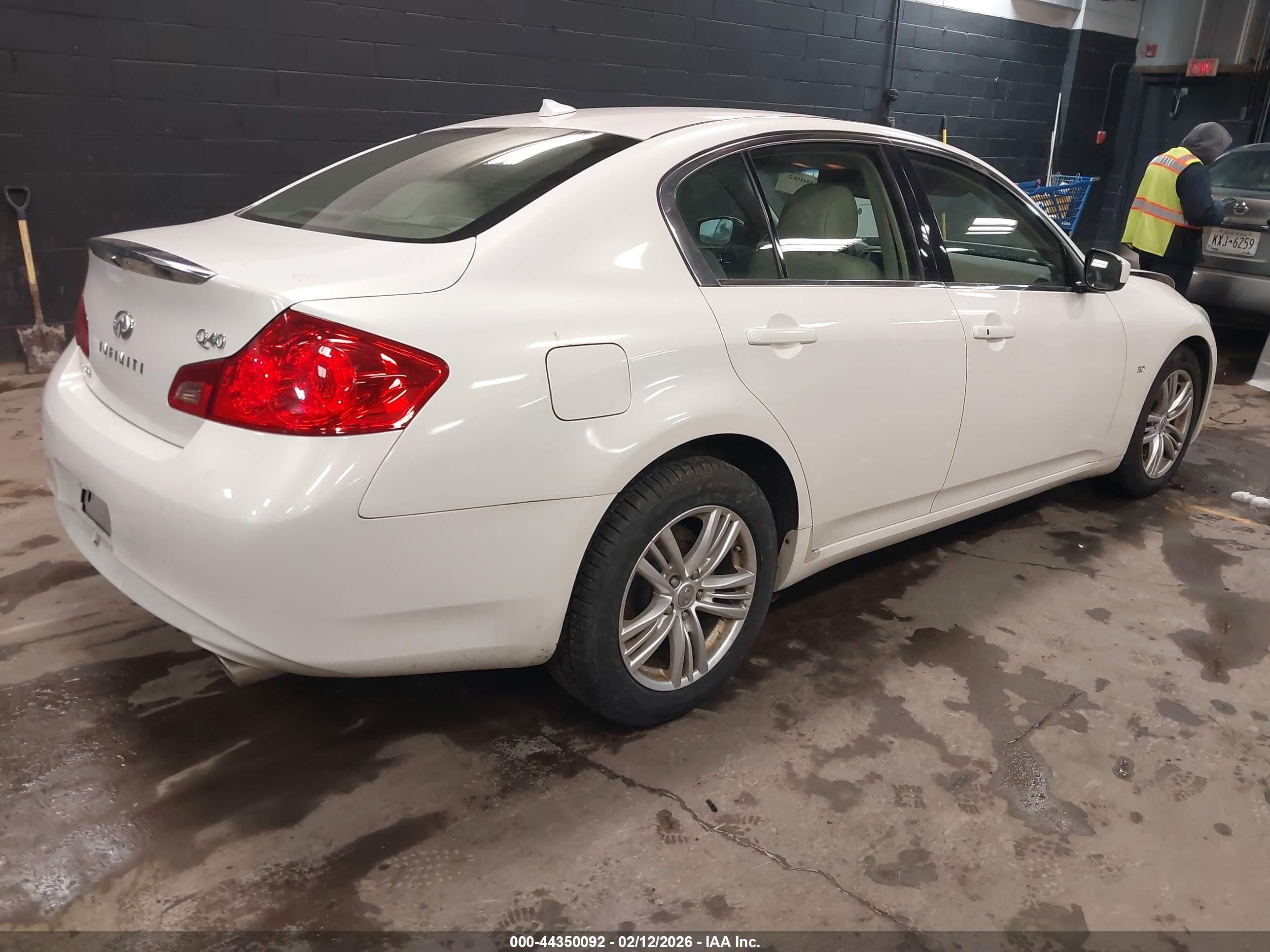 2015 Infiniti Q40   Белый vin: JN1CV6AR6FM522408