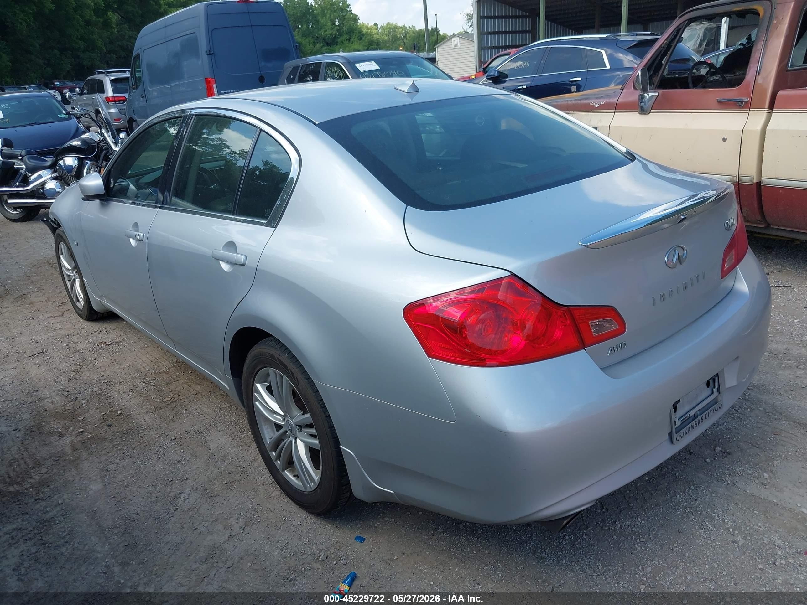 2015 Infiniti Q40   Серебряный vin: JN1CV6AR6FM651491