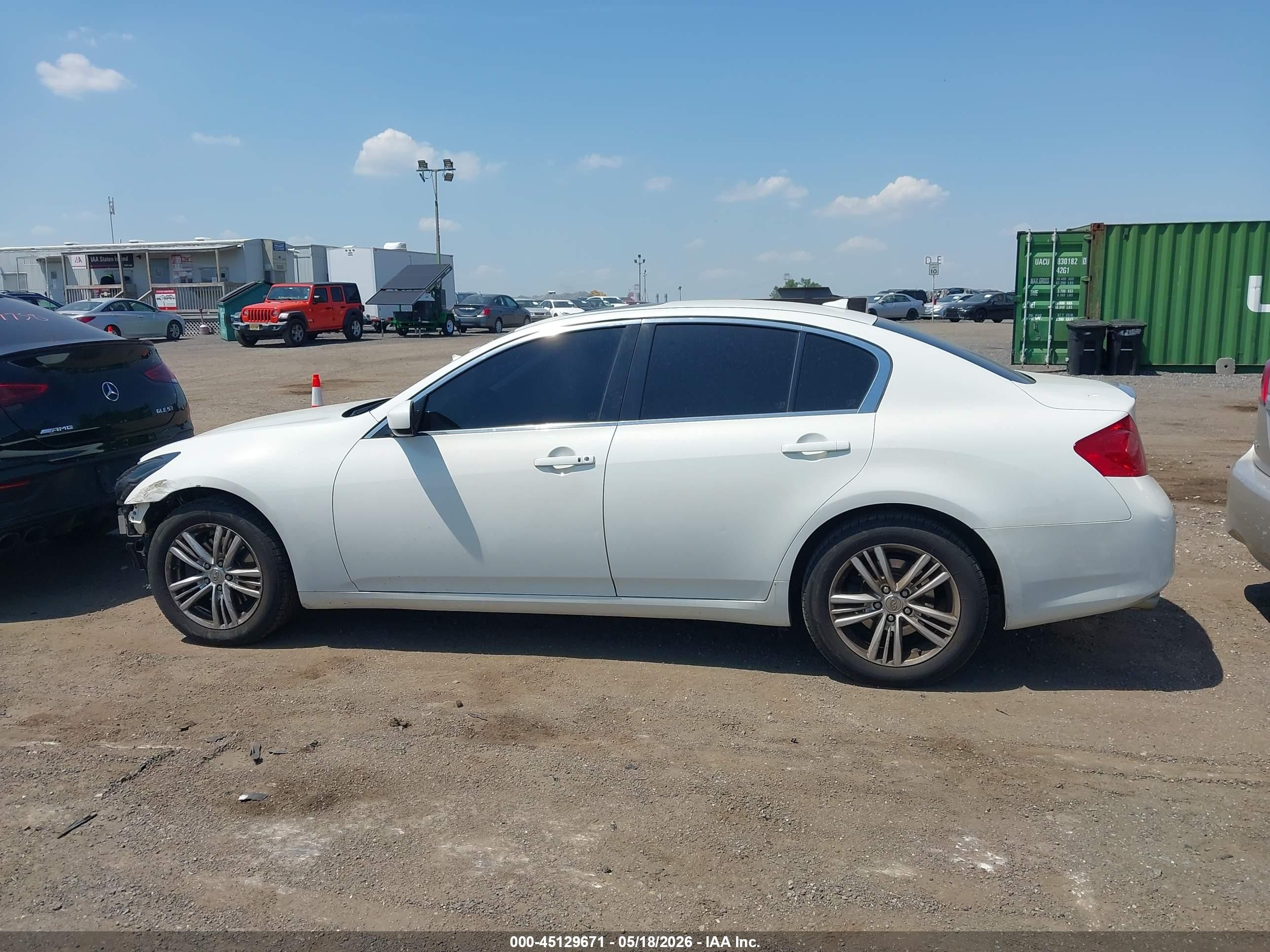 2013 Infiniti G37x   Белый vin: JN1CV6AR7DM359247