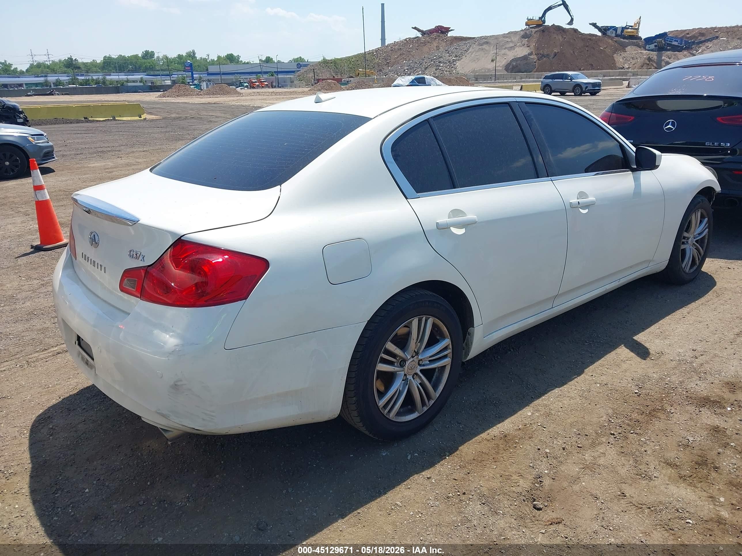 2013 Infiniti G37x   Белый vin: JN1CV6AR7DM359247