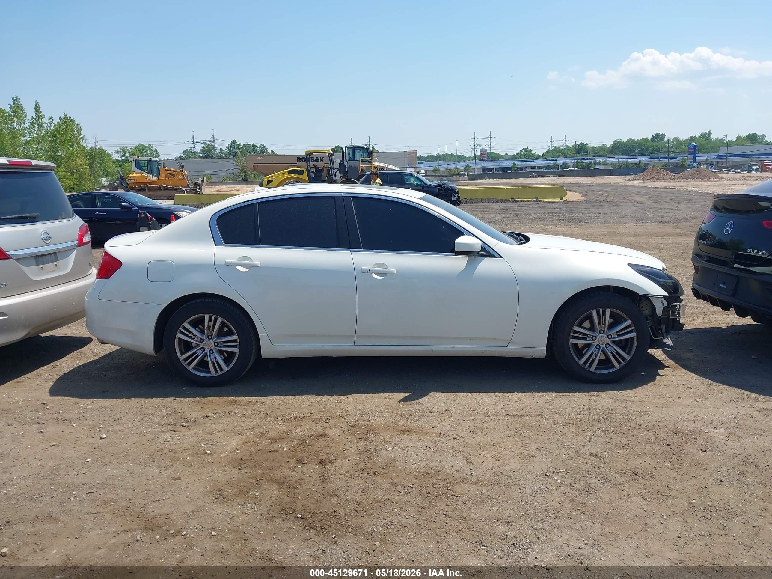 2013 Infiniti G37x   Белый vin: JN1CV6AR7DM359247