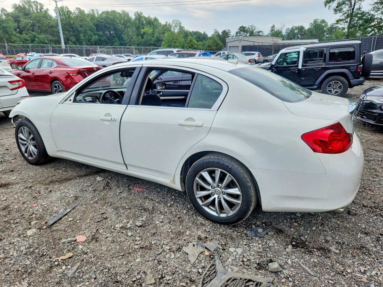 2015 Infiniti Q40 Base White vin: JN1CV6AR7FM650057