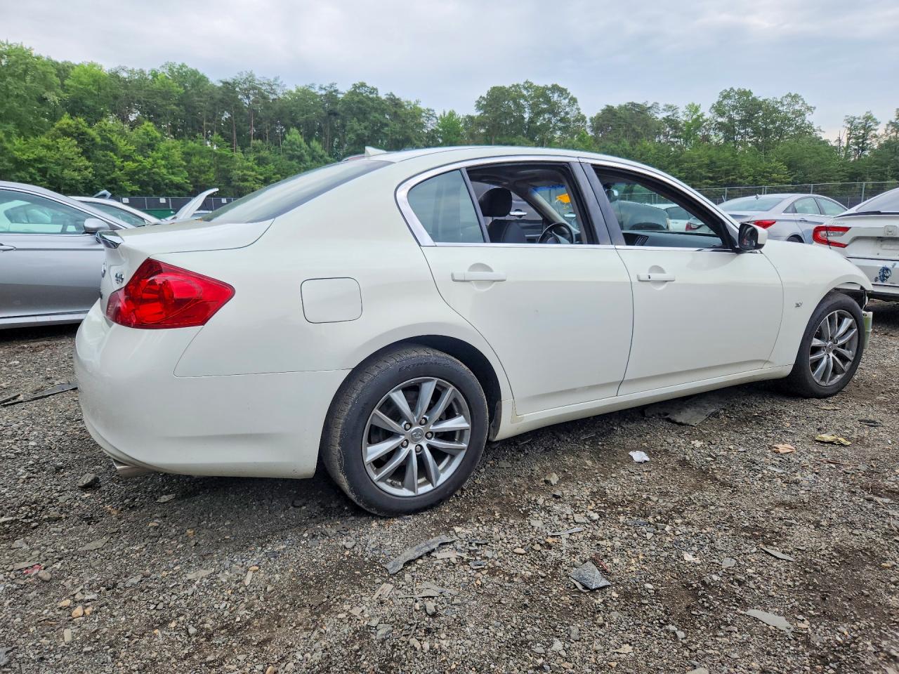 2015 Infiniti Q40 Base White vin: JN1CV6AR7FM650057