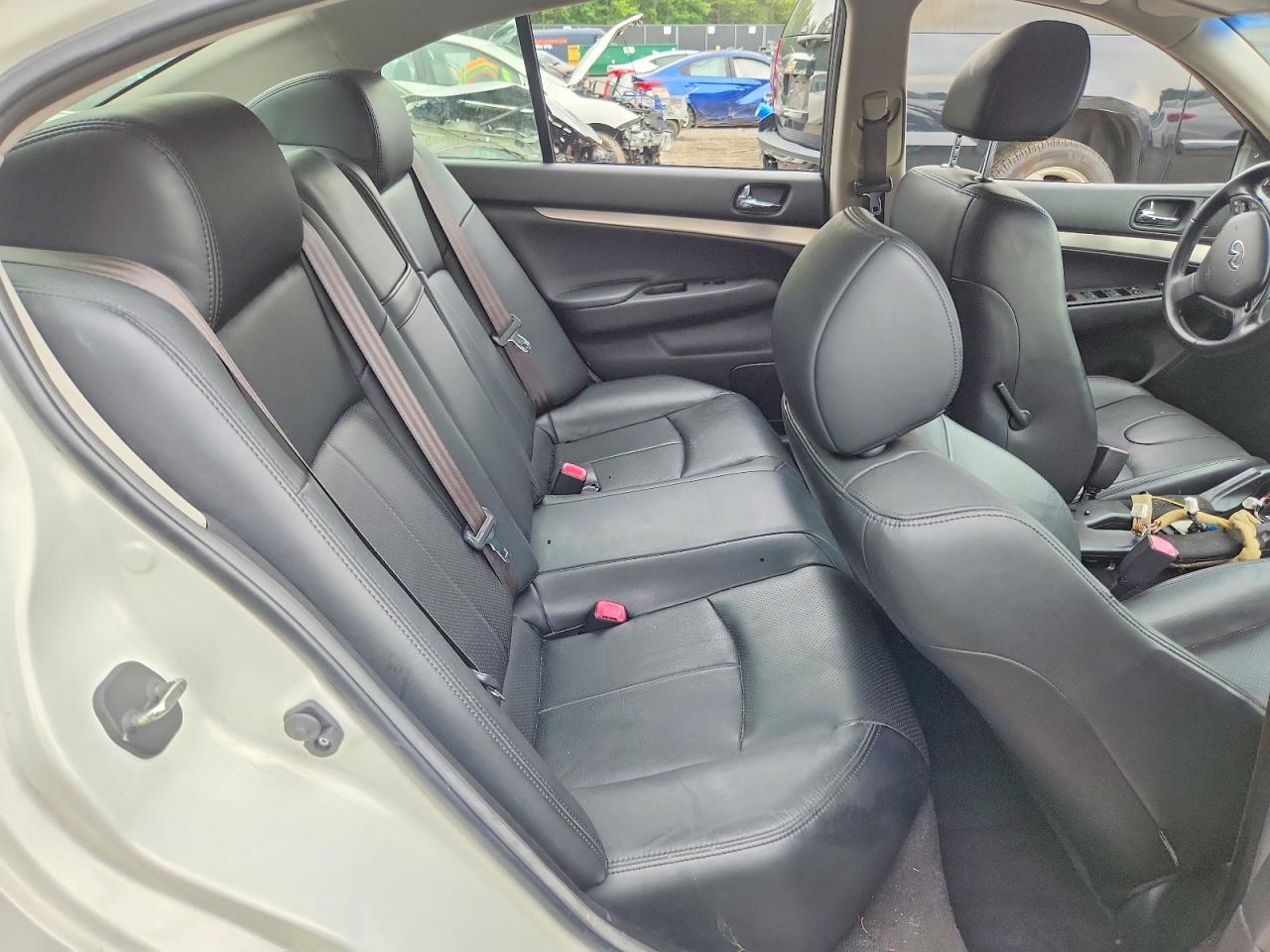 2015 Infiniti Q40 Base White vin: JN1CV6AR7FM650057