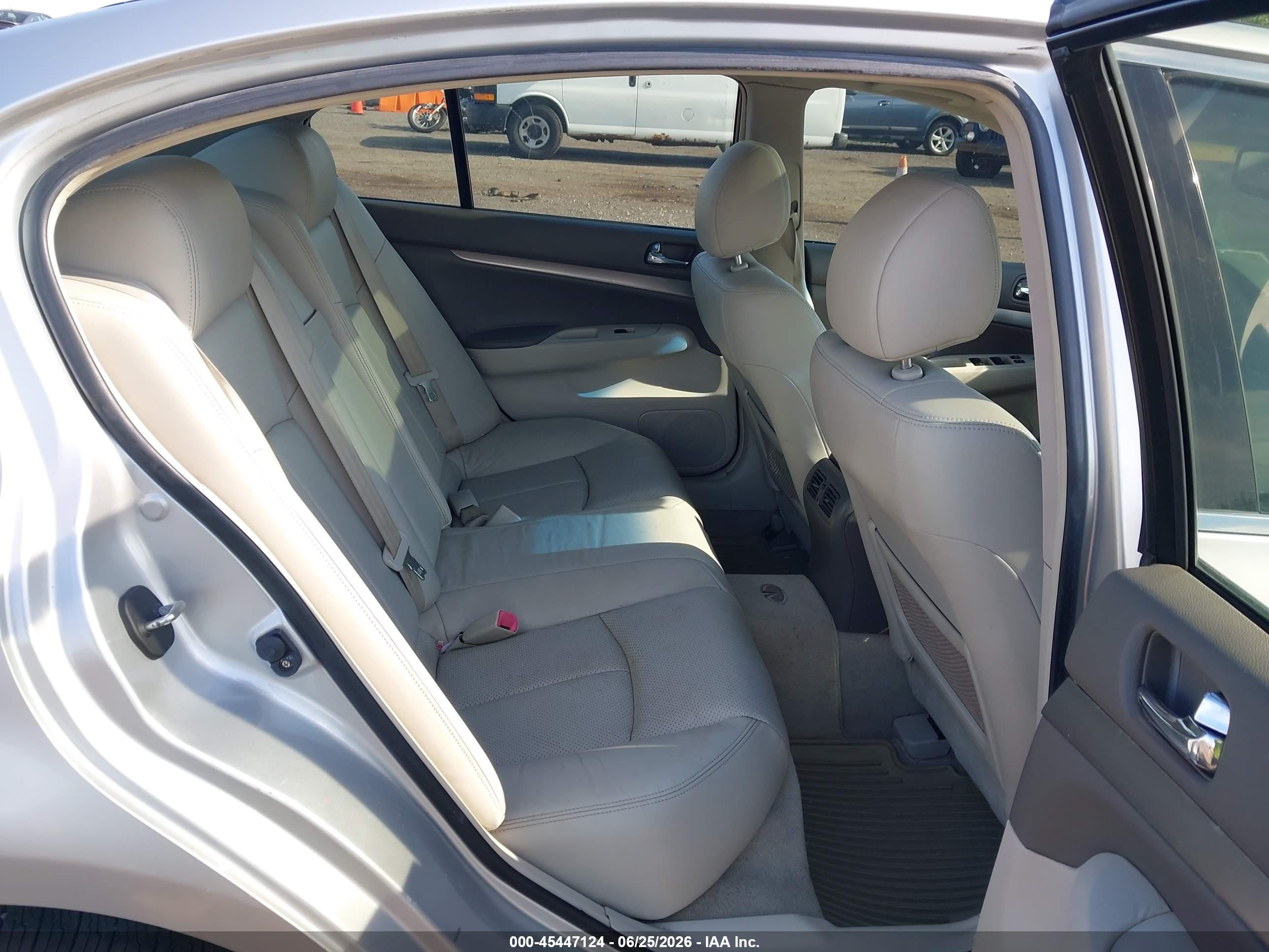 2010 Infiniti G37x   Серебряный vin: JN1CV6AR8AM461023