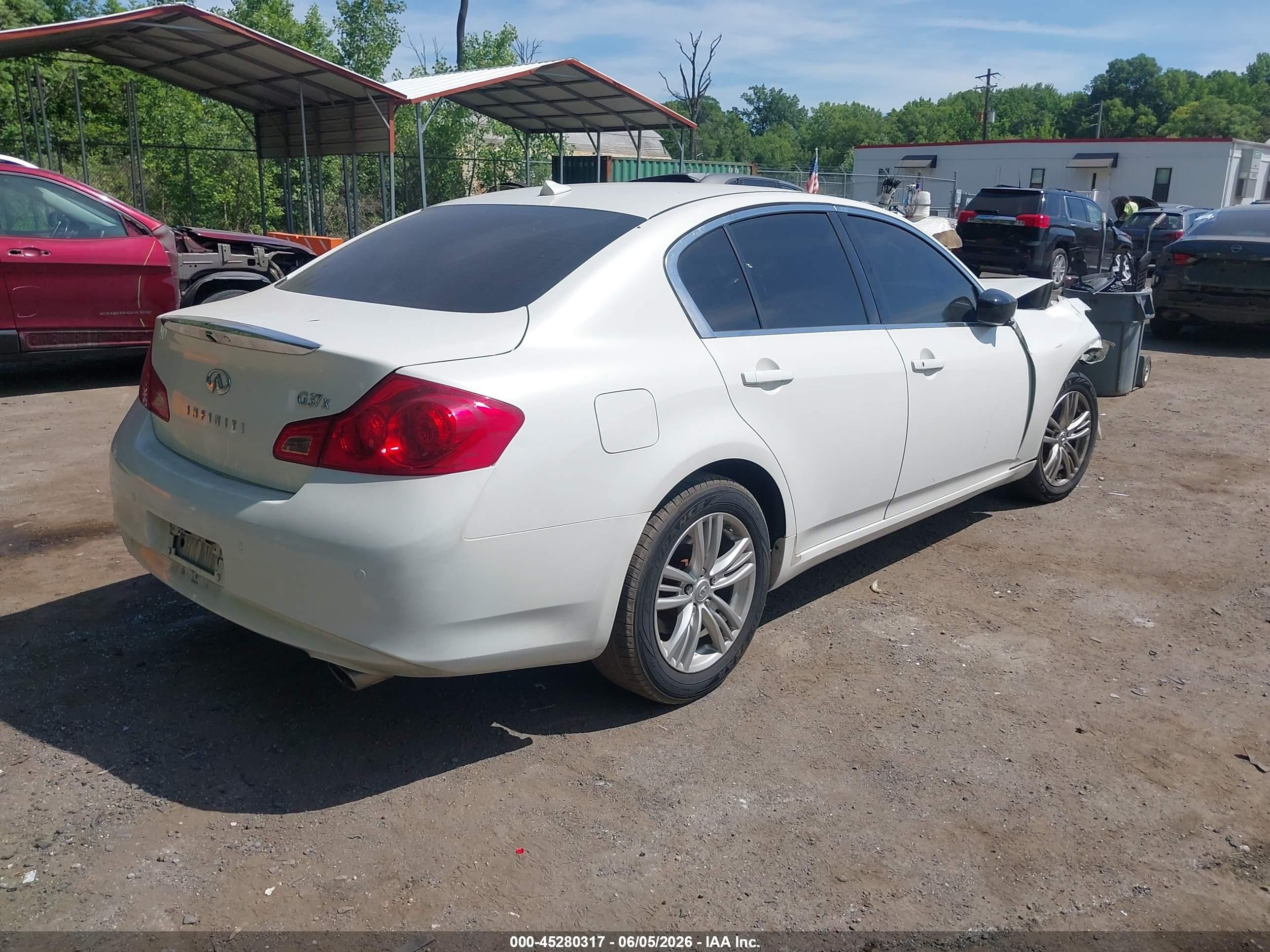 2013 Infiniti G37x   White vin: JN1CV6AR8DM765702