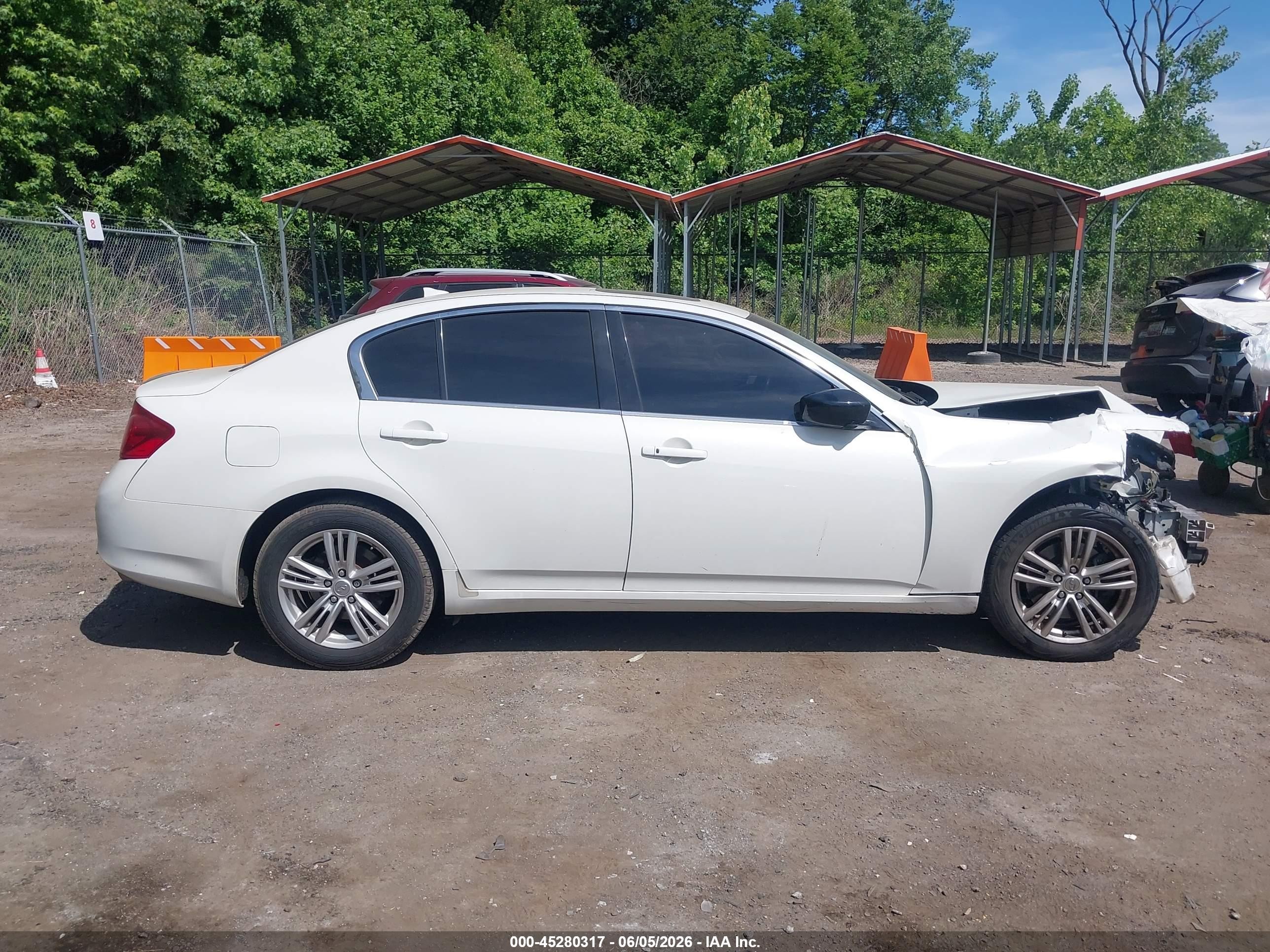2013 Infiniti G37x   White vin: JN1CV6AR8DM765702