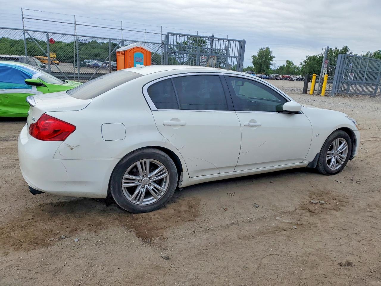 2015 Infiniti Q40 Base White vin: JN1CV6AR8FM520580