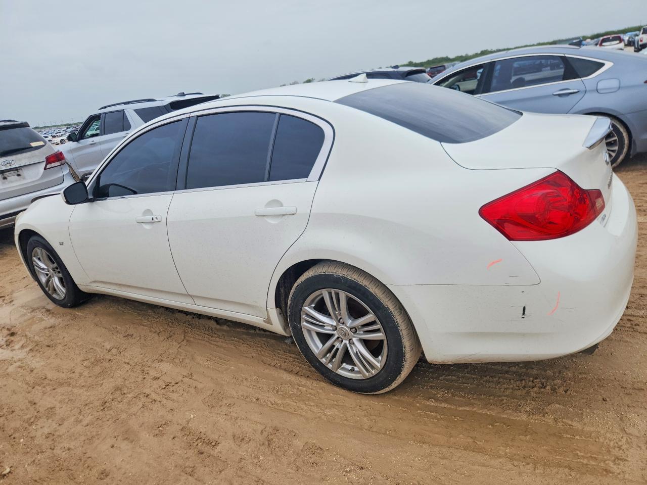 2015 Infiniti Q40 Base White vin: JN1CV6AR8FM523821