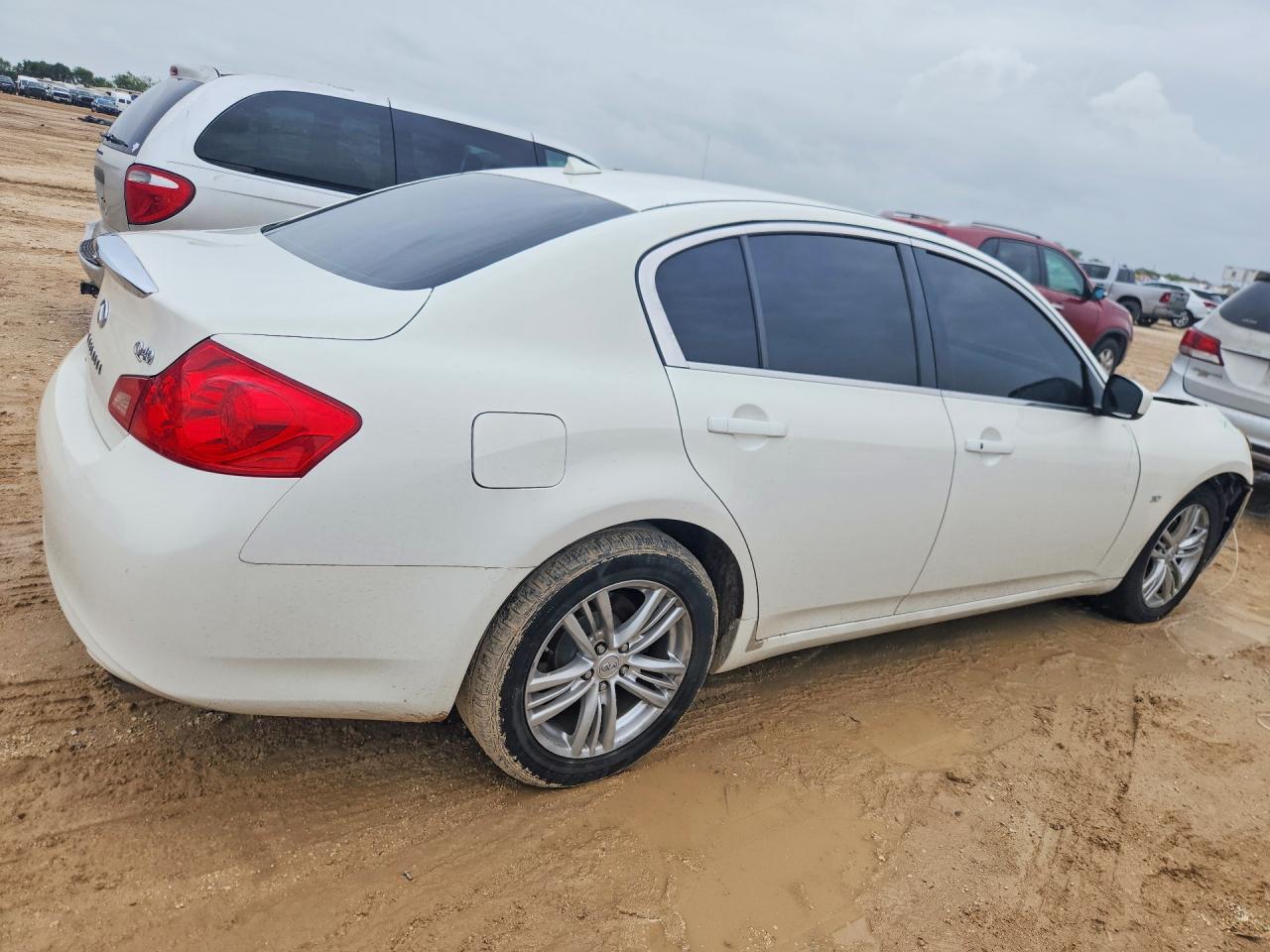 2015 Infiniti Q40 Base White vin: JN1CV6AR8FM523821