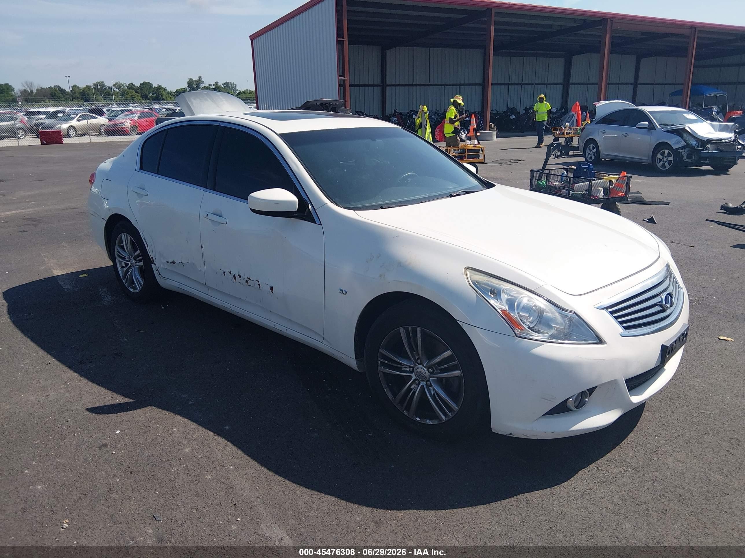 2015 Infiniti Q40   White vin: JN1CV6ARXFM521214