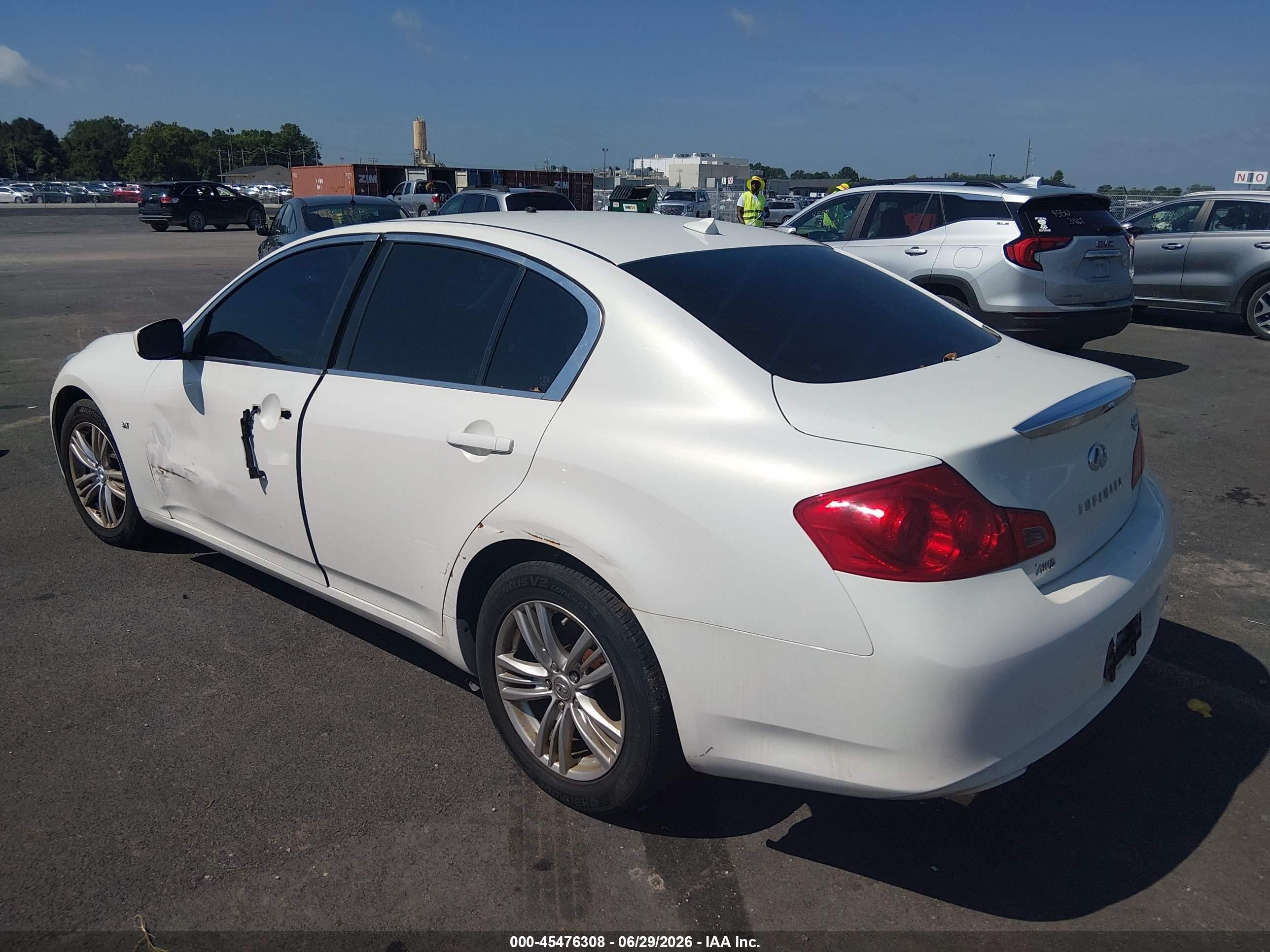 2015 Infiniti Q40   White vin: JN1CV6ARXFM521214