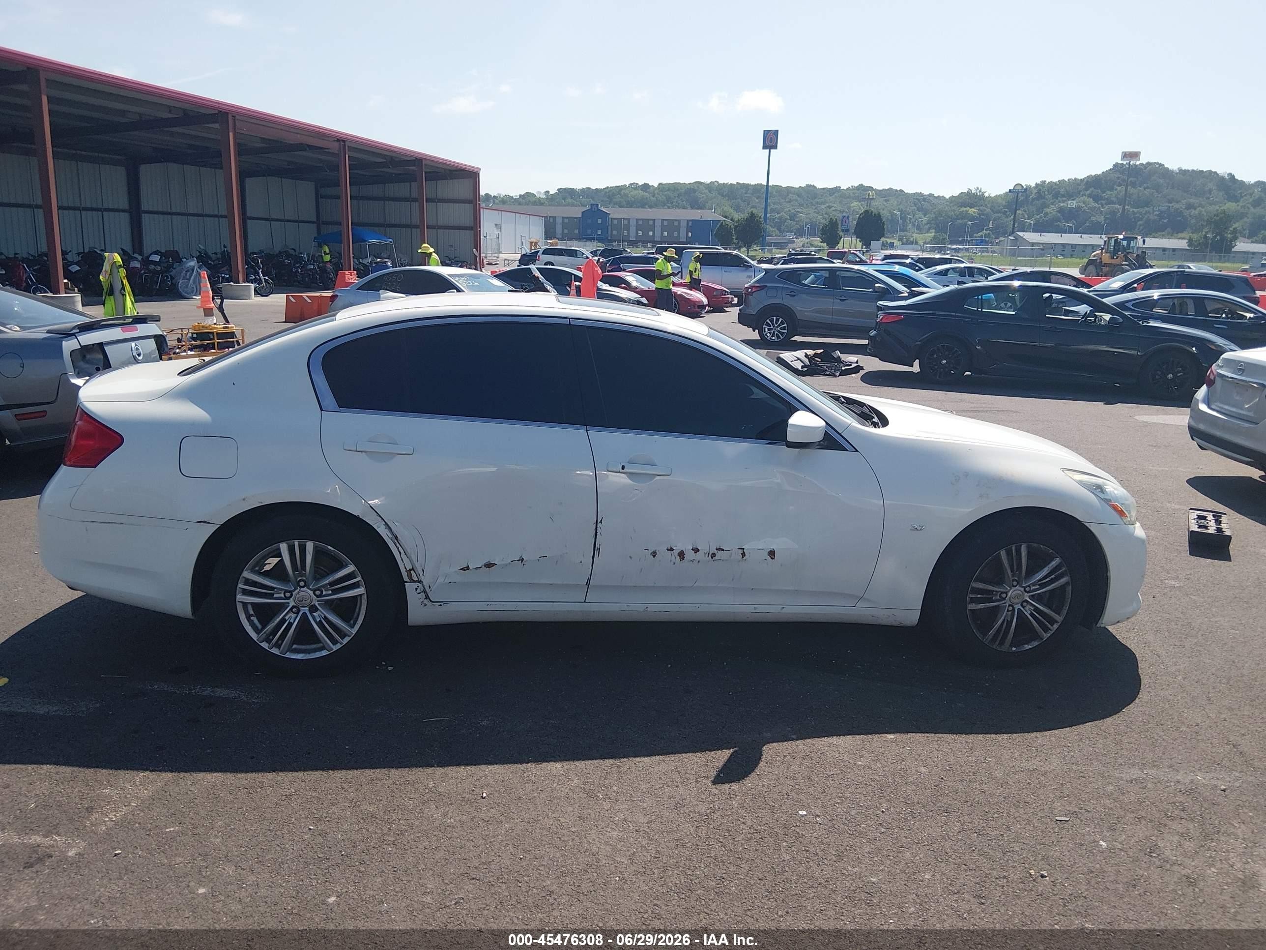 2015 Infiniti Q40   White vin: JN1CV6ARXFM521214