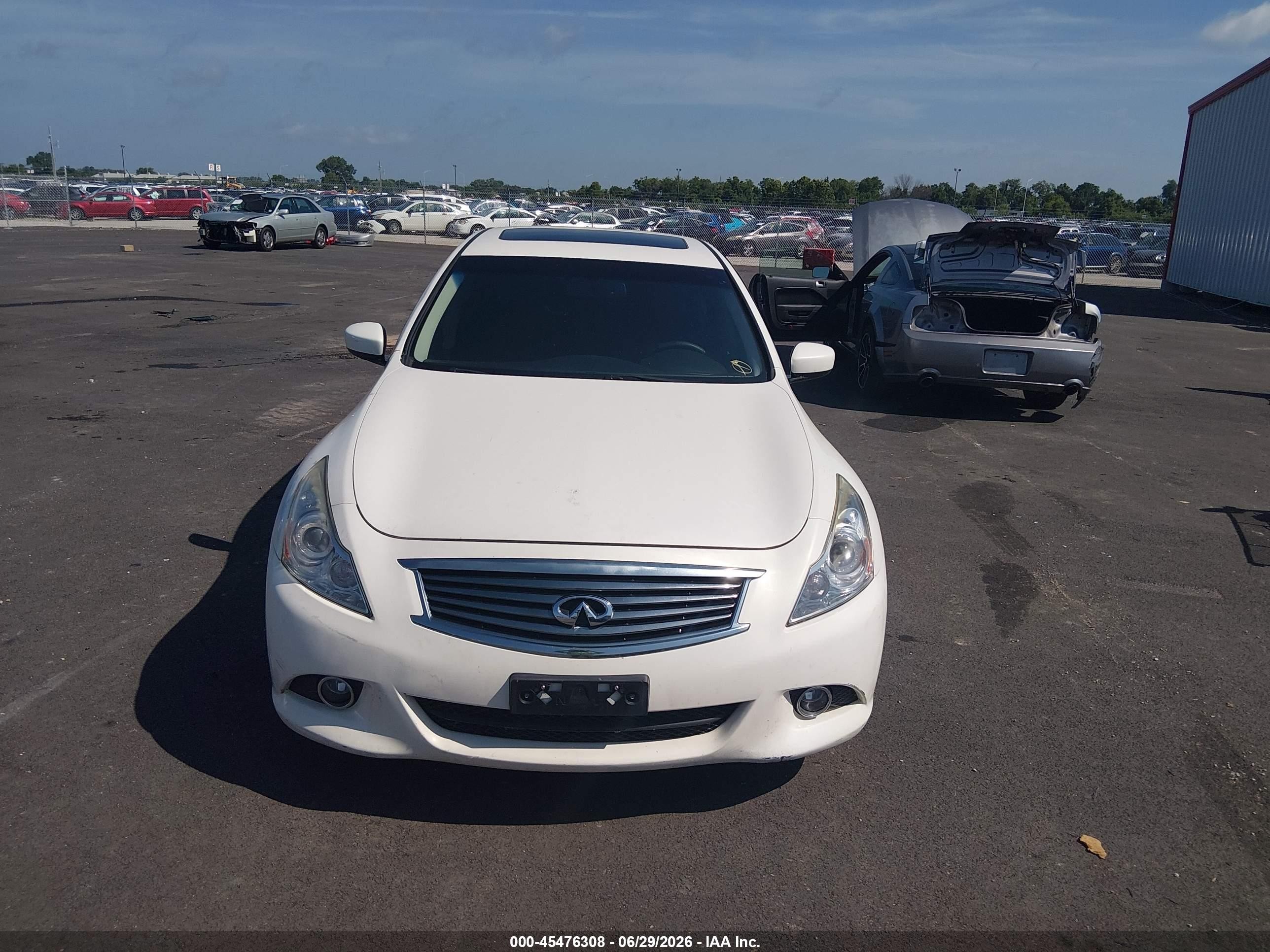 2015 Infiniti Q40   White vin: JN1CV6ARXFM521214