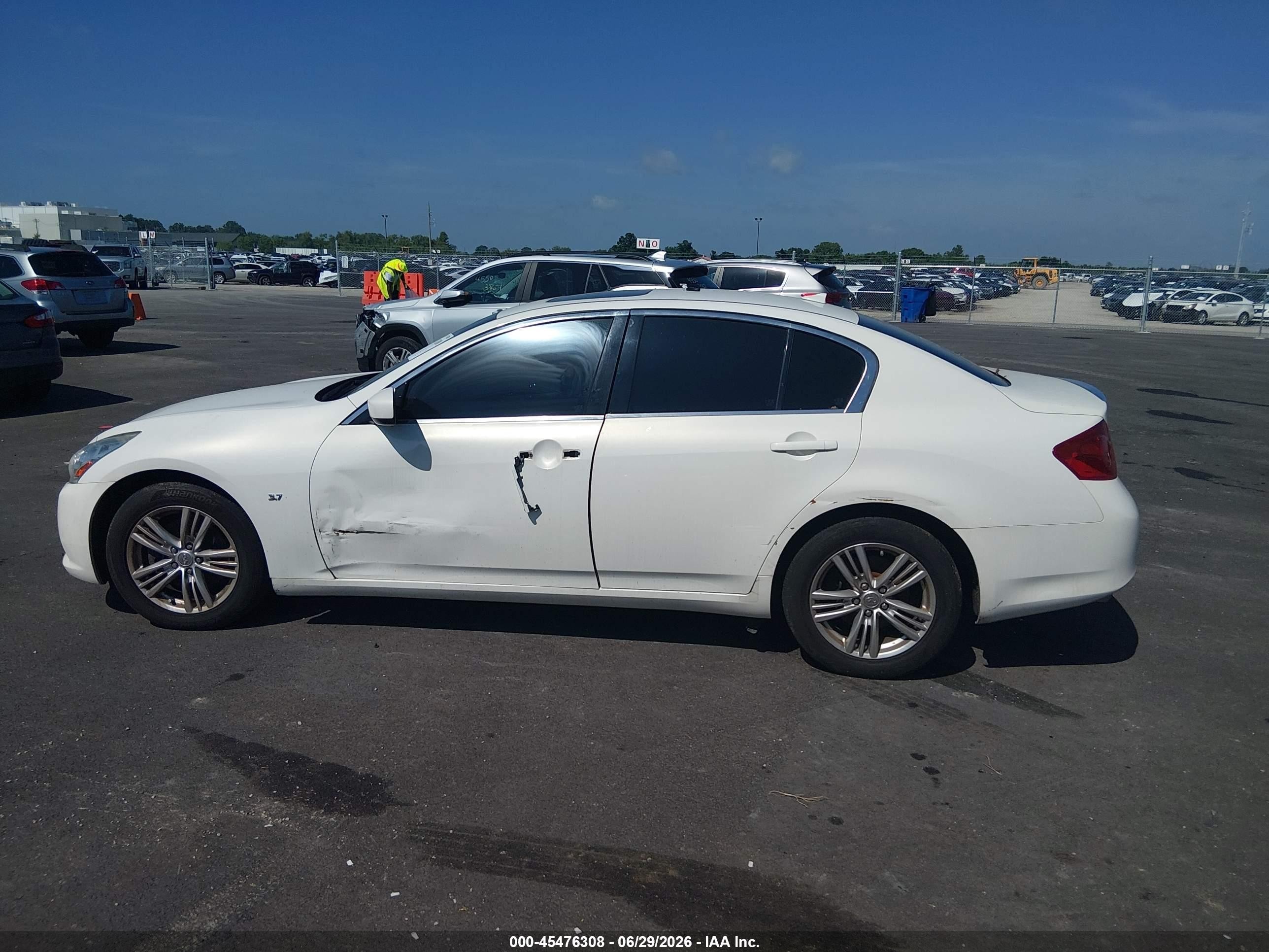 2015 Infiniti Q40   White vin: JN1CV6ARXFM521214