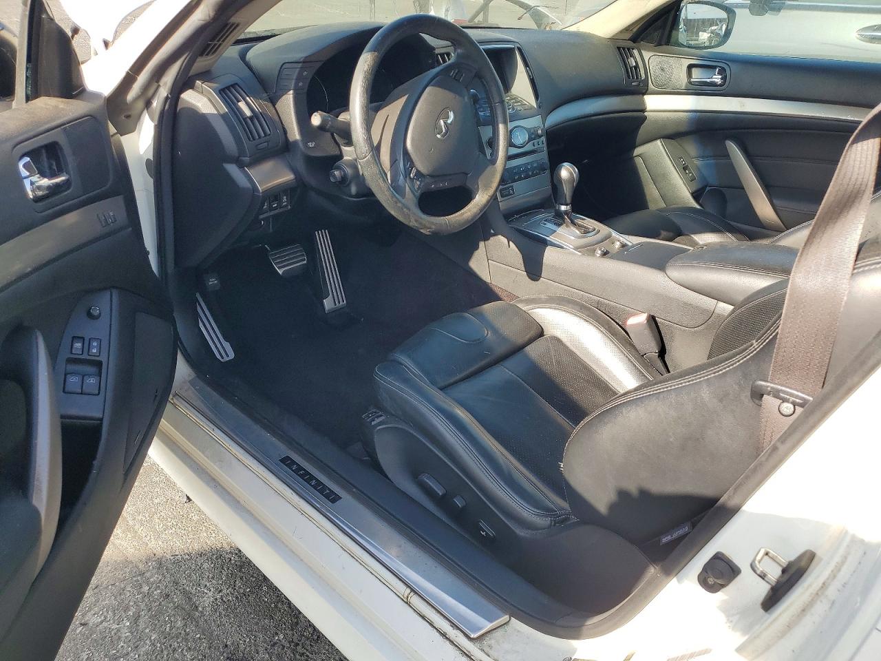2011 Infiniti G37 Coupe Base White vin: JN1CV6EKXBM215136