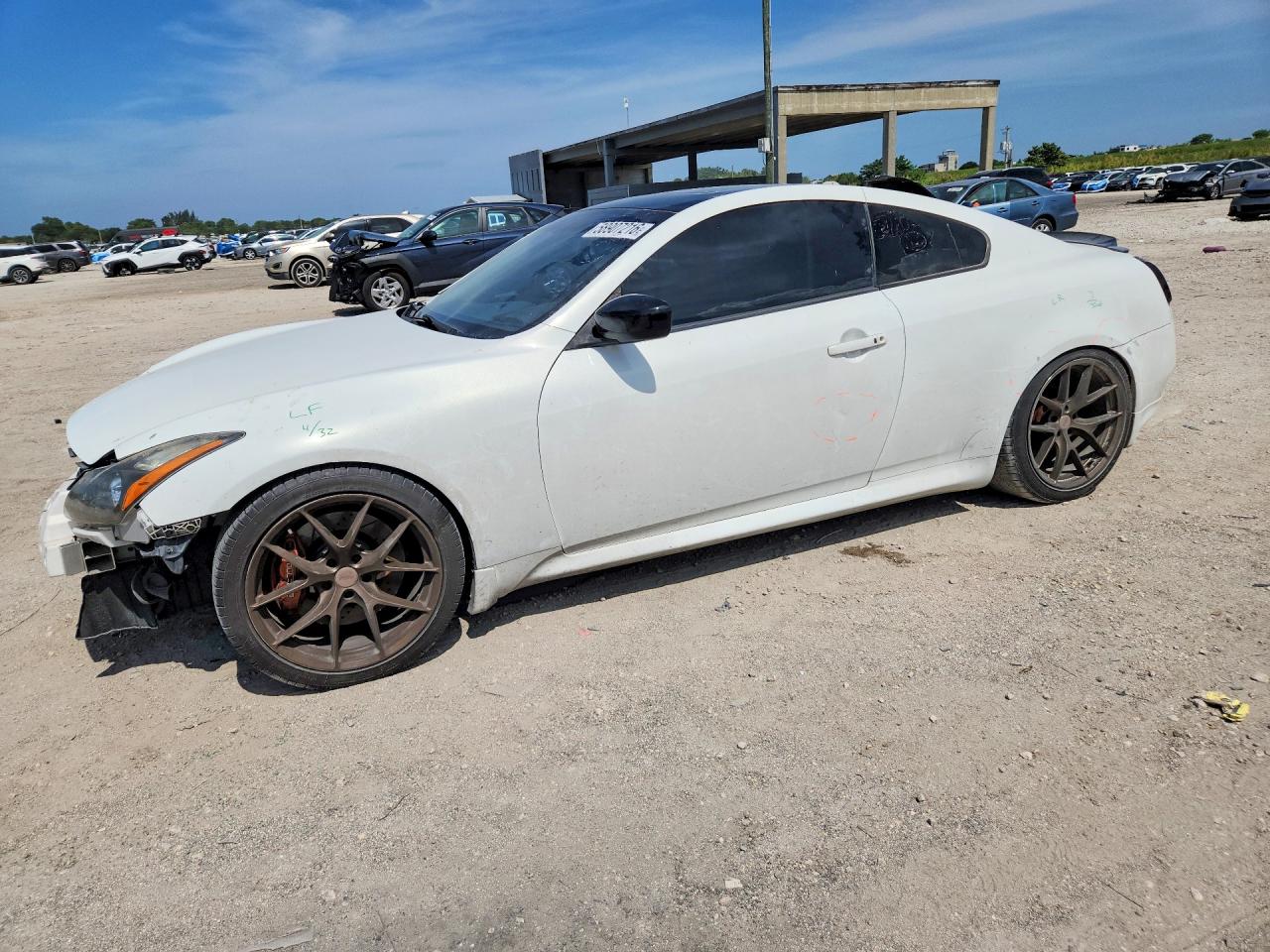 2014 Infiniti Q60 Coupe Base White vin: JN1CV6EL4EM132444