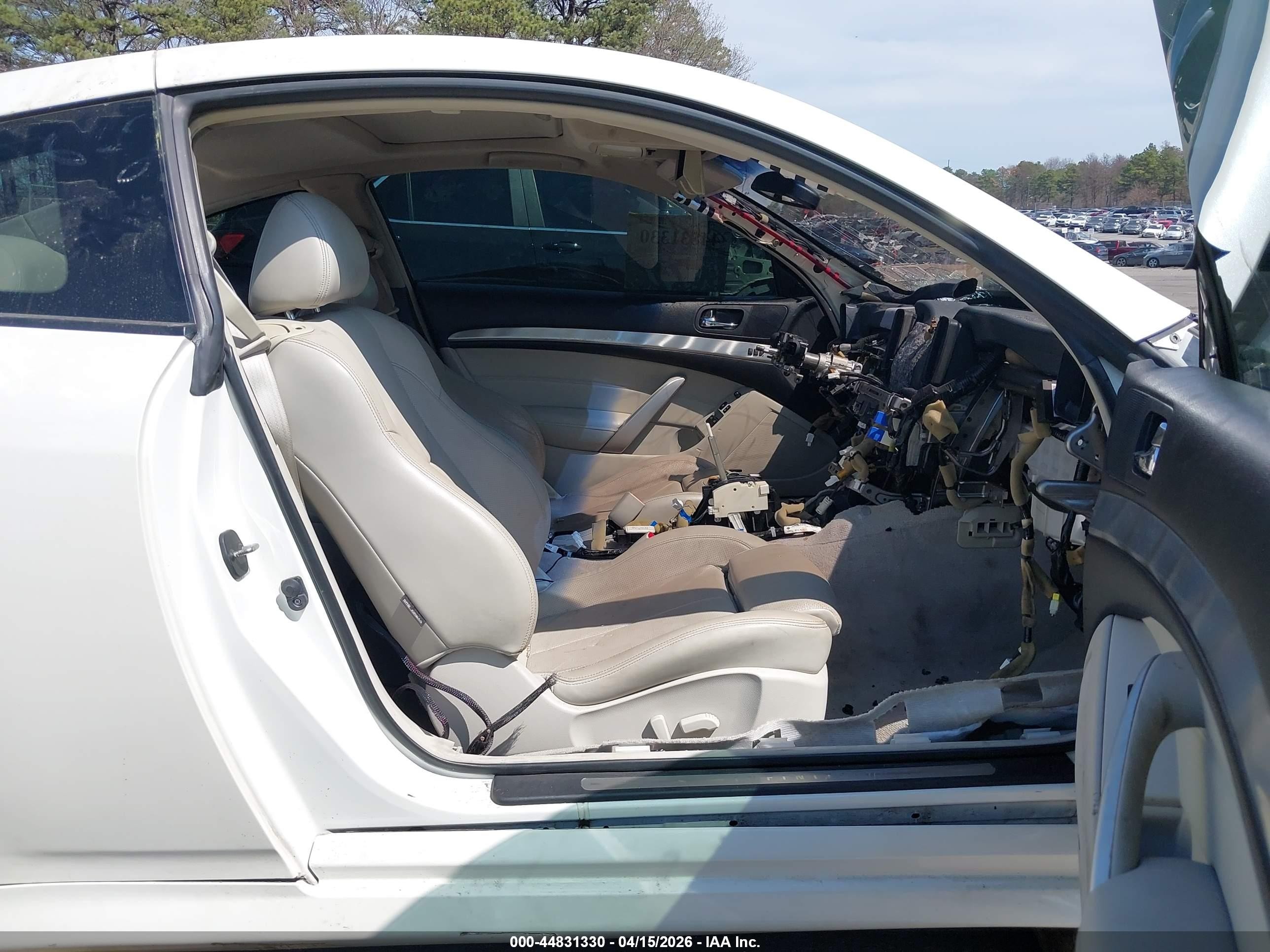 2015 Infiniti Q60   Белый vin: JN1CV6EL9FM890300