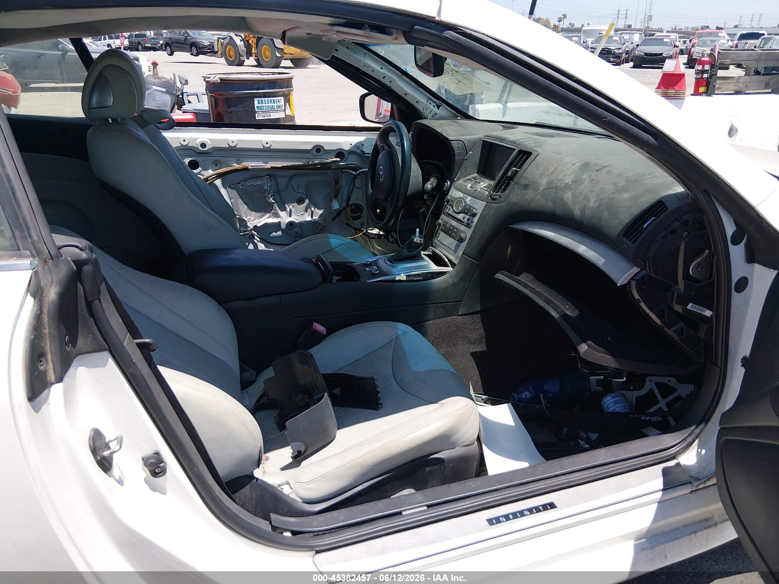2015 Infiniti Q60   White vin: JN1CV6FE7FM810573