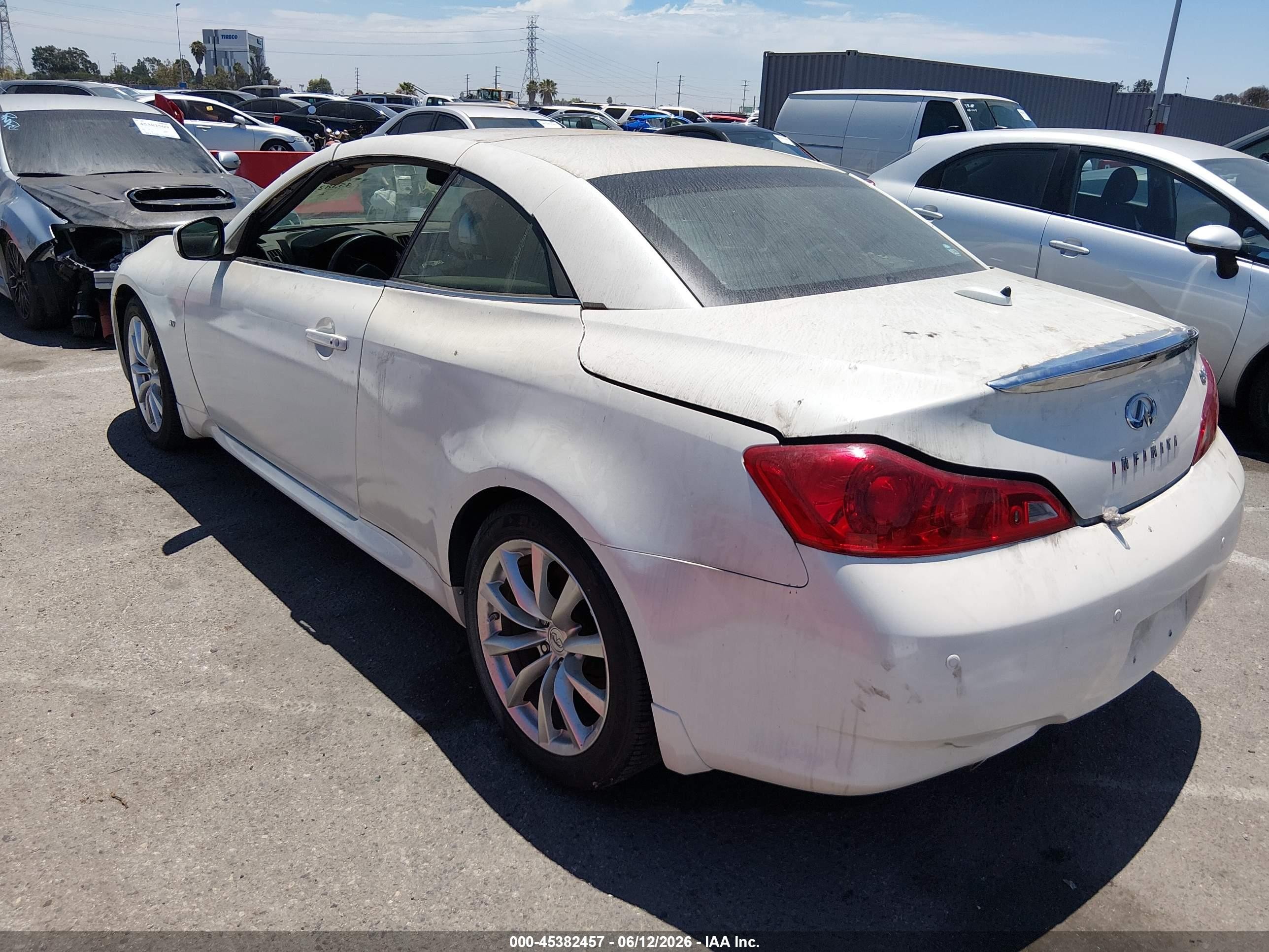 2015 Infiniti Q60   White vin: JN1CV6FE7FM810573