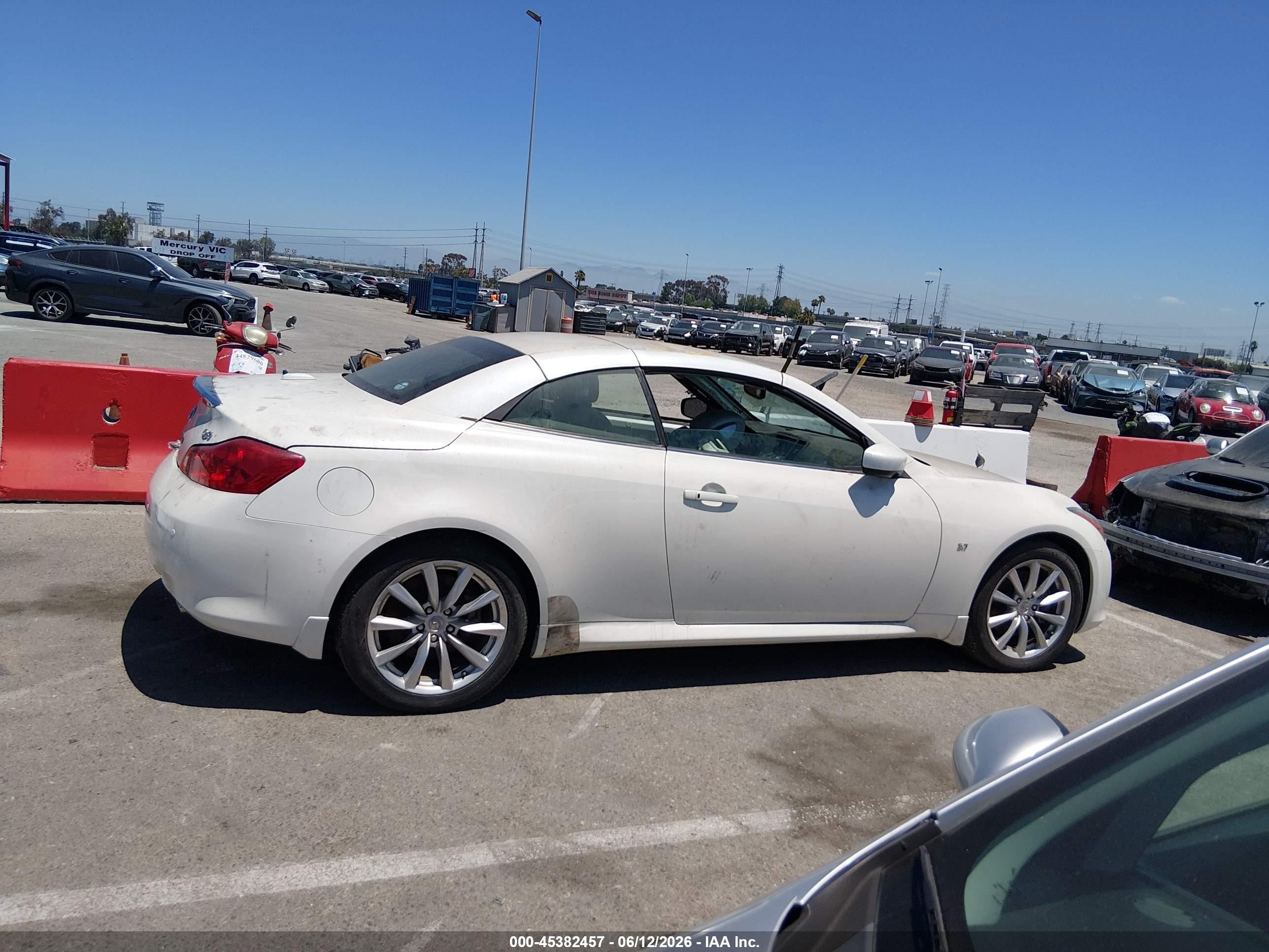 2015 Infiniti Q60   White vin: JN1CV6FE7FM810573