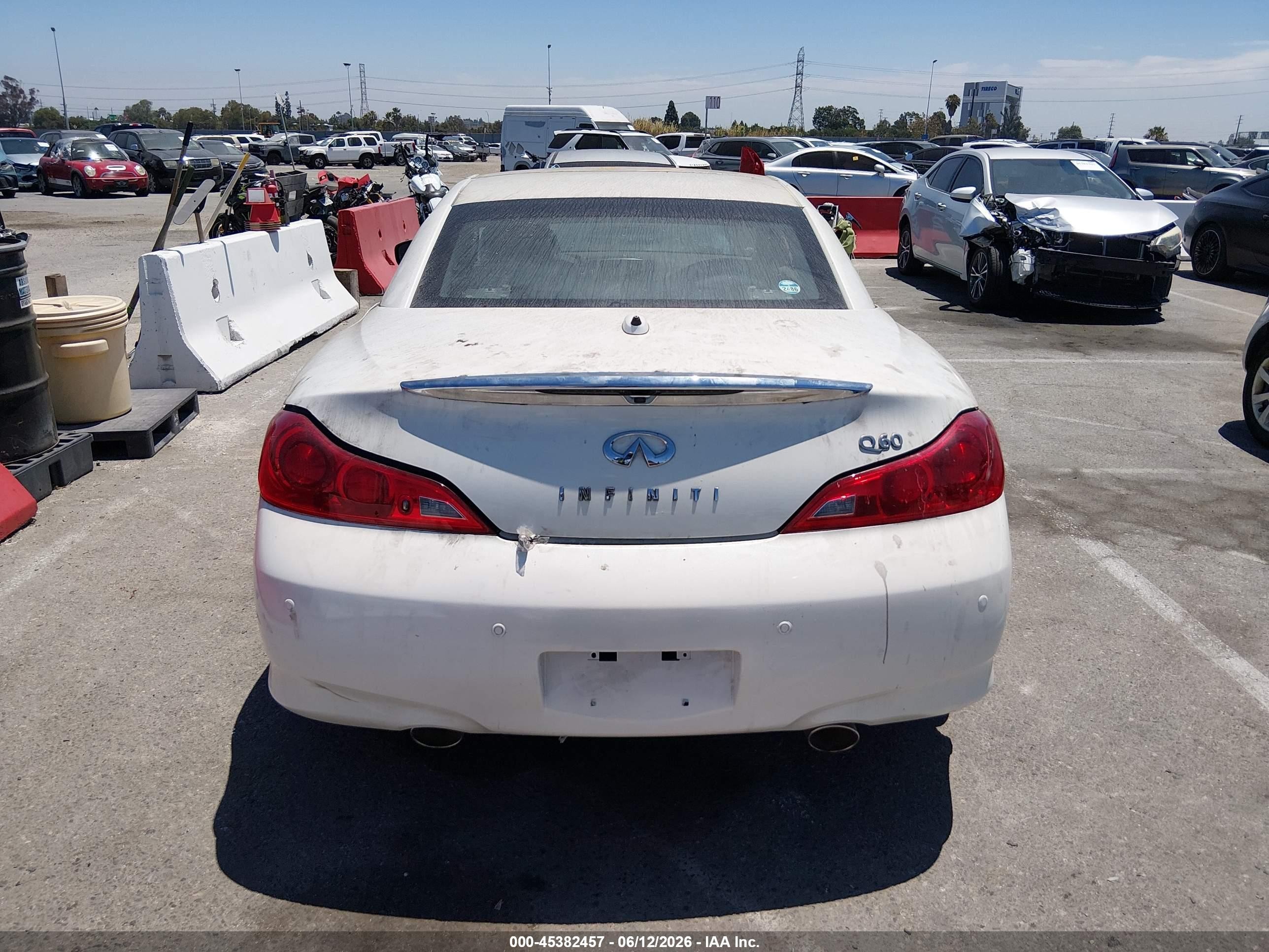 2015 Infiniti Q60   White vin: JN1CV6FE7FM810573
