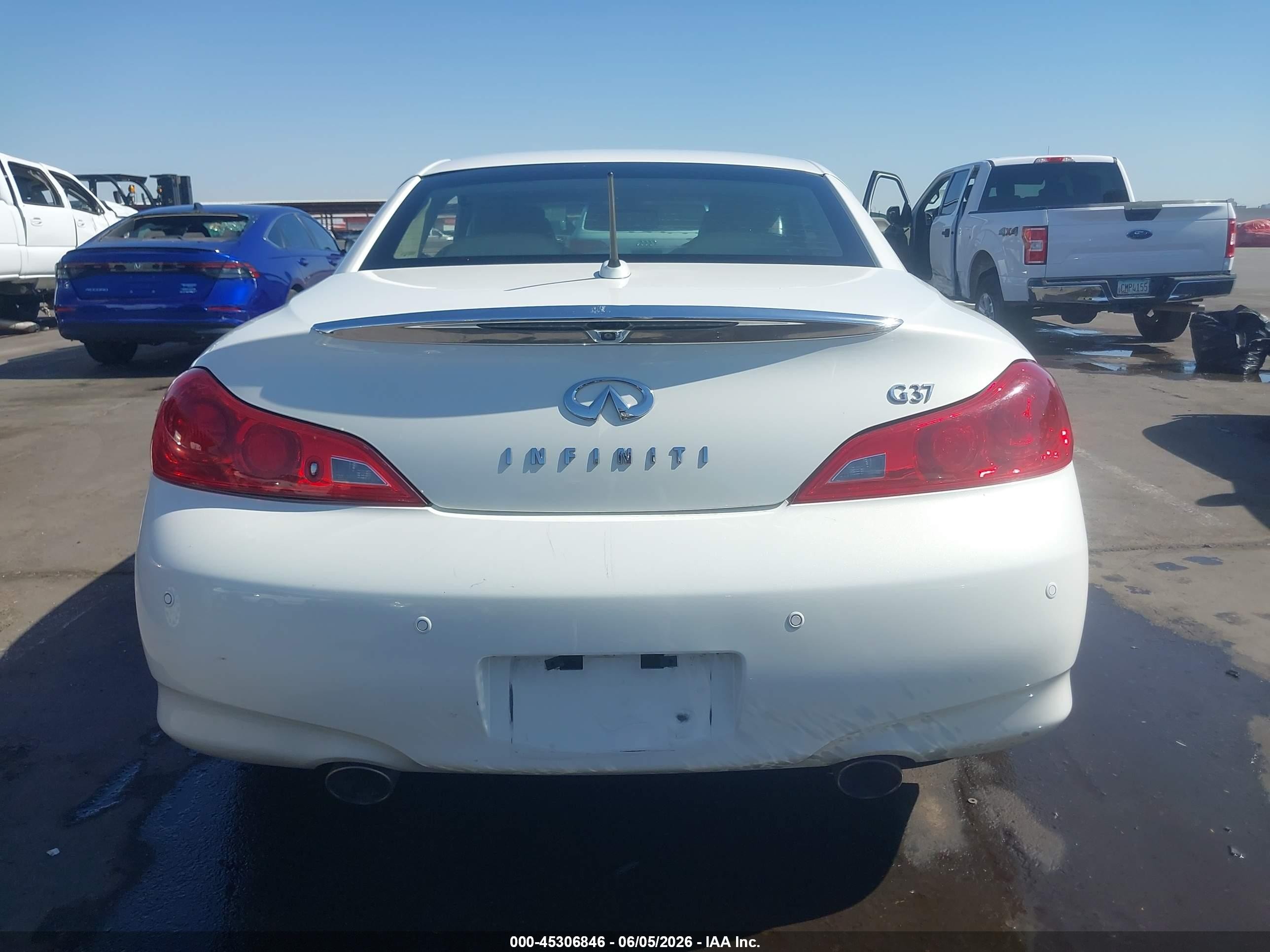 2011 Infiniti G37   White vin: JN1CV6FE9BM953048
