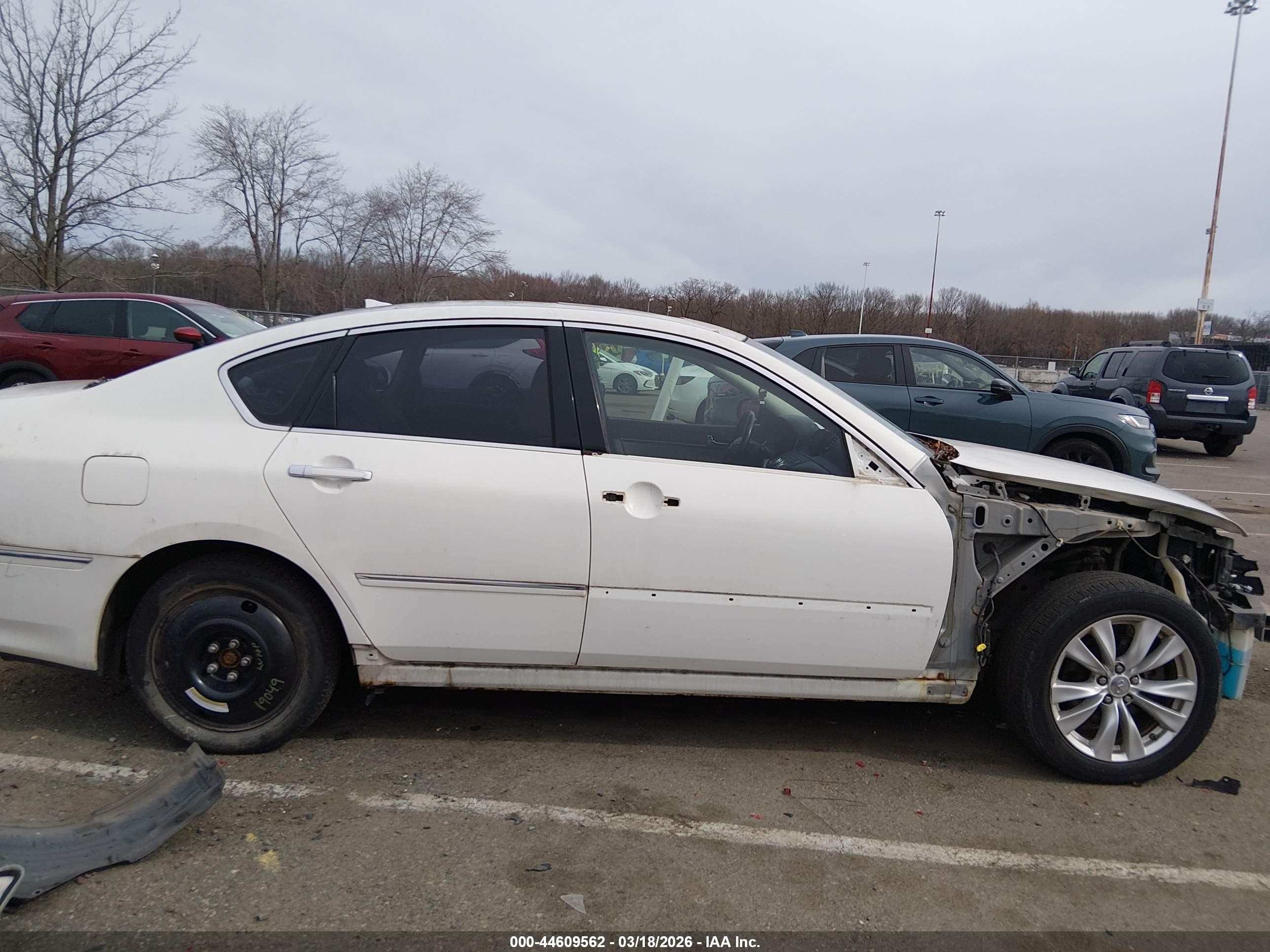 2010 Infiniti M35x   White vin: JN1CY0AR2AM961828
