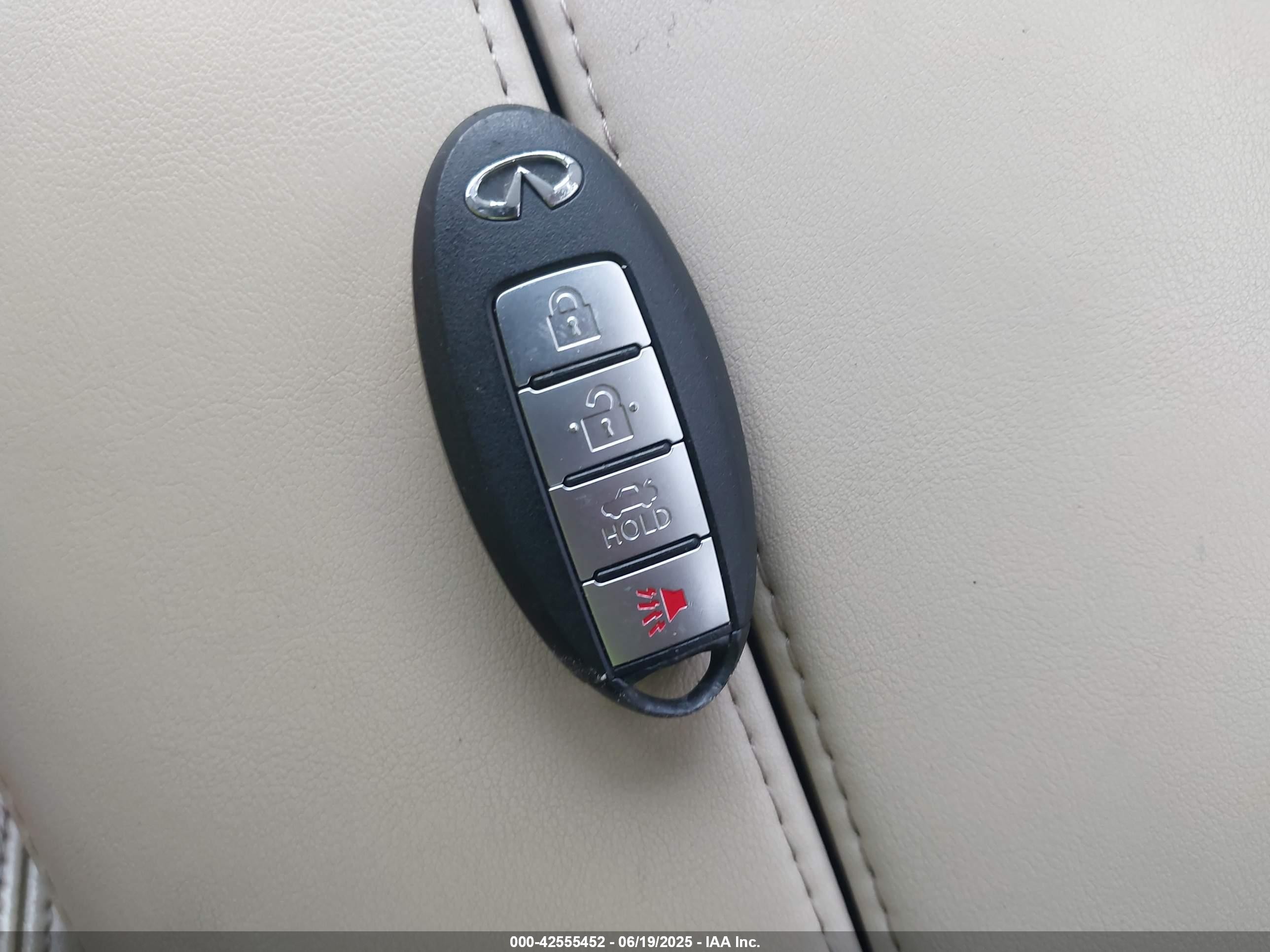 2010 Infiniti M35x   White vin: JN1CY0AR9AM961289