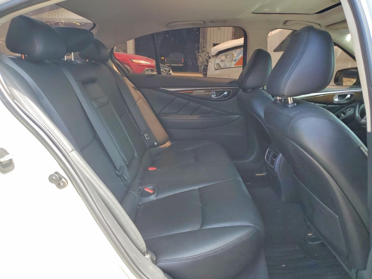 2018 Infiniti Q50 3.0t Luxe White vin: JN1EV7AP3JM352840