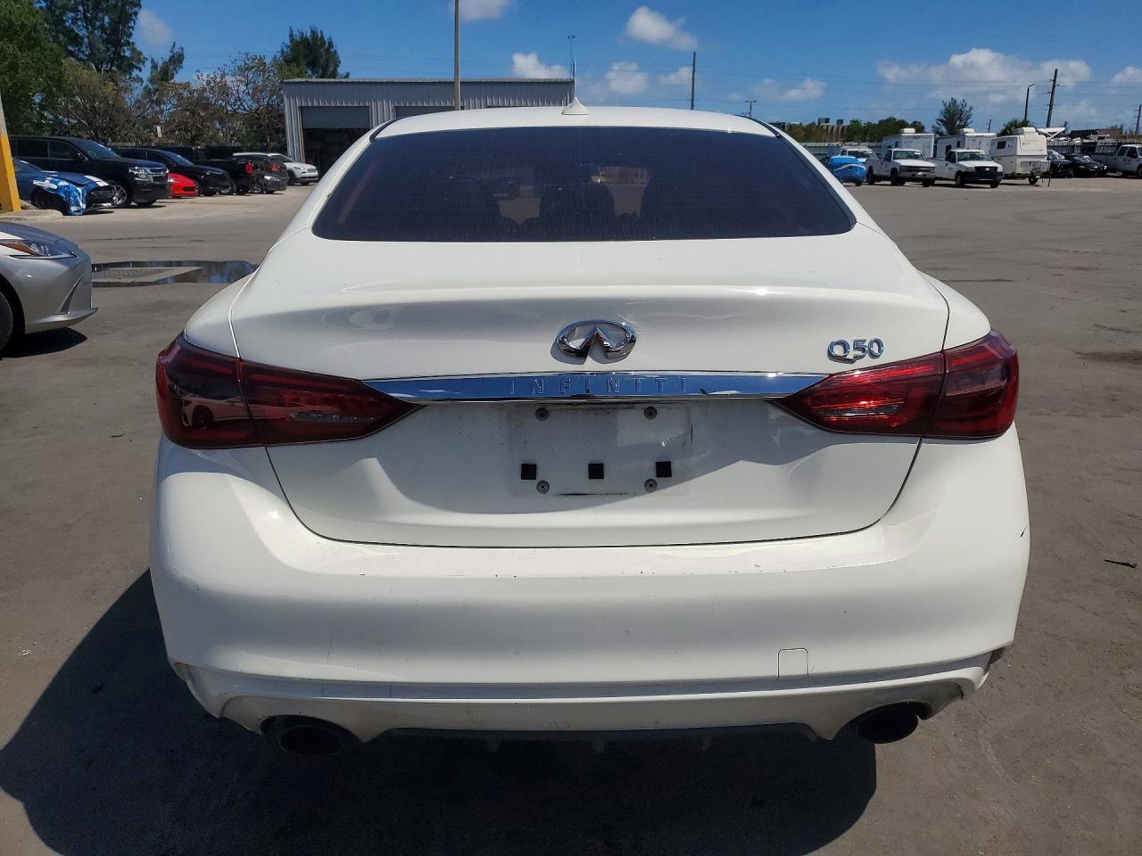 2018 Infiniti Q50 3.0t Luxe White vin: JN1EV7AP3JM591336