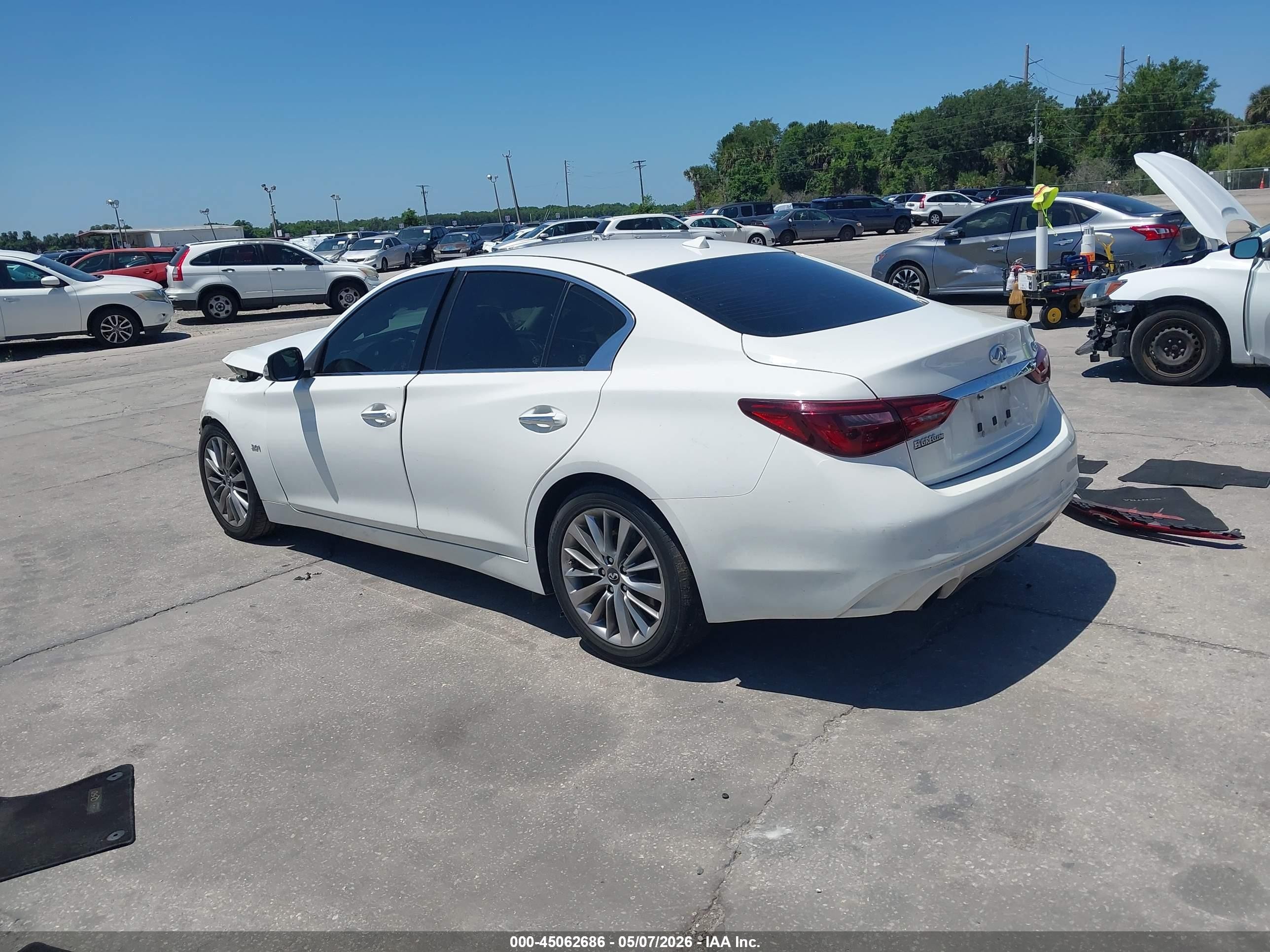 2019 Infiniti Q50 3.0t Luxe Белый vin: JN1EV7AP4KM517540