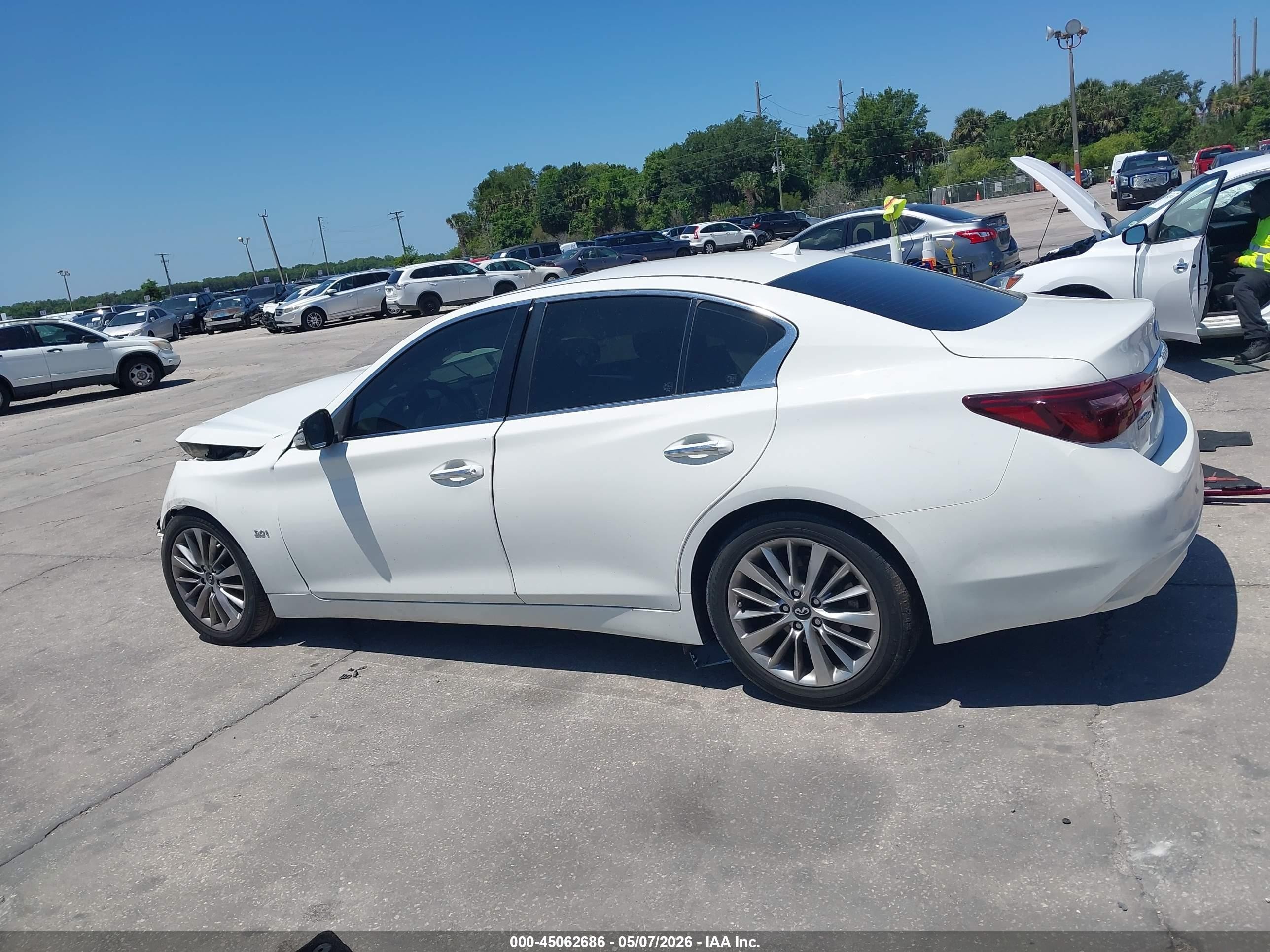 2019 Infiniti Q50 3.0t Luxe Белый vin: JN1EV7AP4KM517540