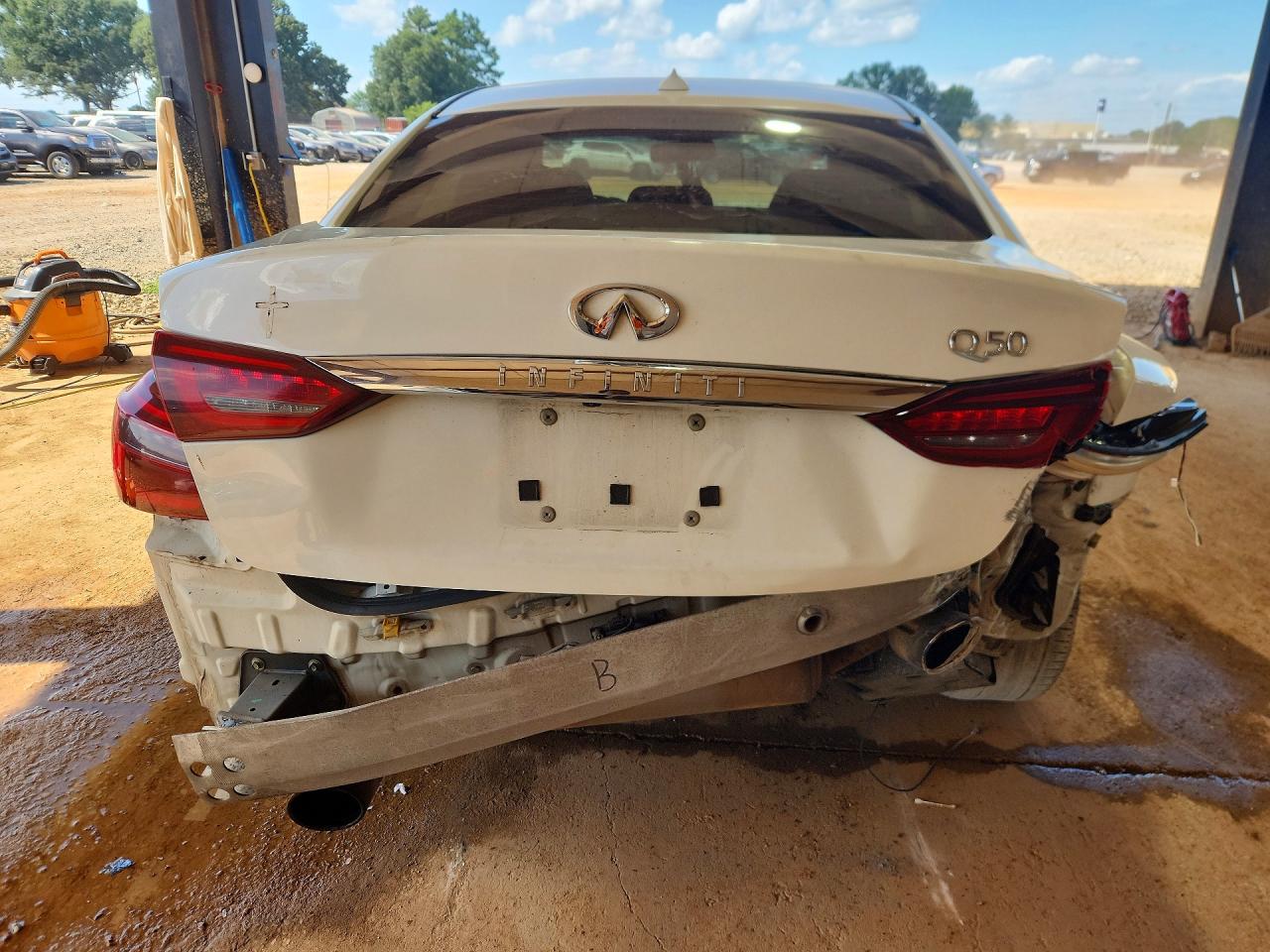2018 Infiniti Q50 3.0t Luxe White vin: JN1EV7AP6JM359443