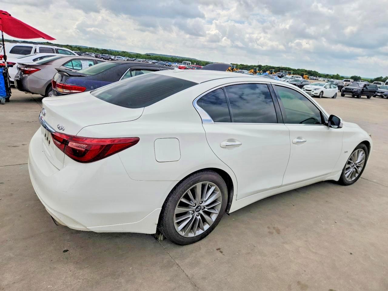 2018 Infiniti Q50 3.0t Luxe White vin: JN1EV7AP7JM350590