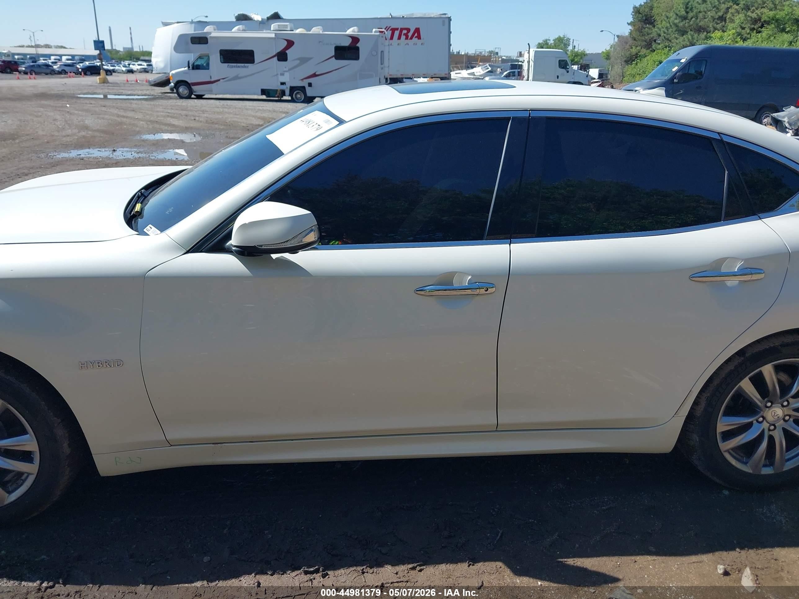 2016 Infiniti Q70h   Белый vin: JN1EY1AP7GM470015